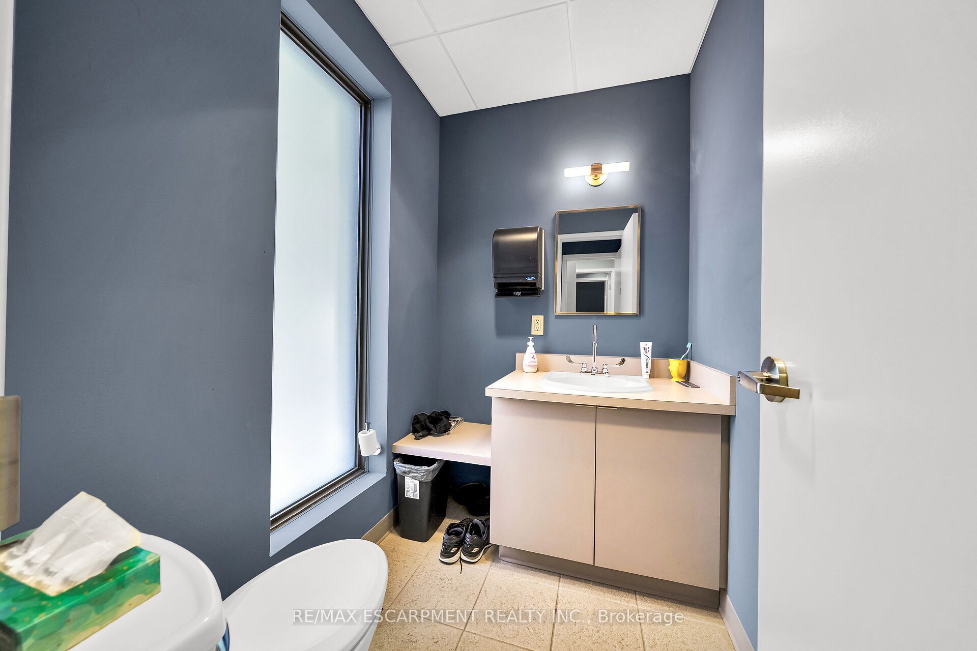 199 Macnab St S Property Photo 38