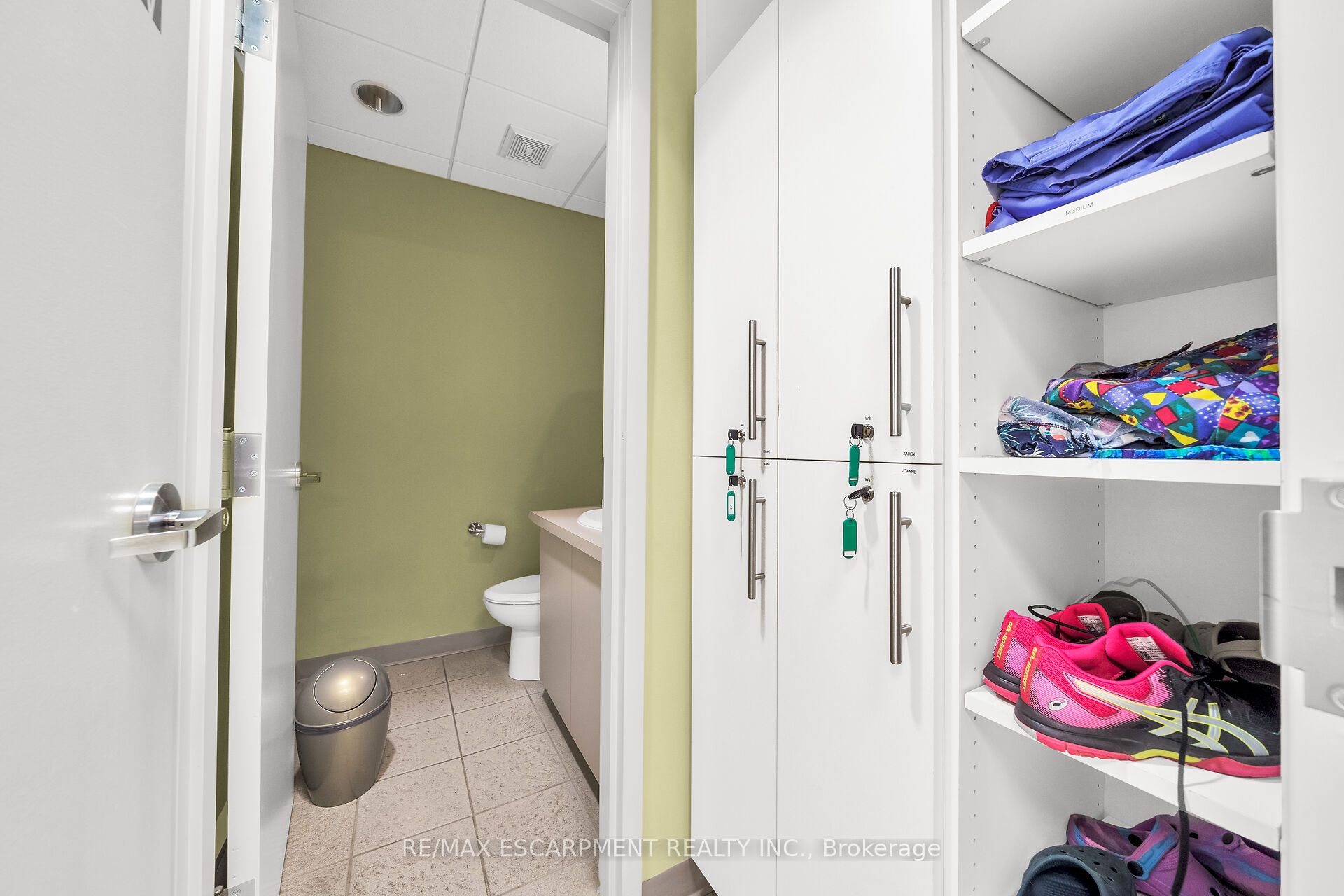 199 Macnab St S Property Photo 39
