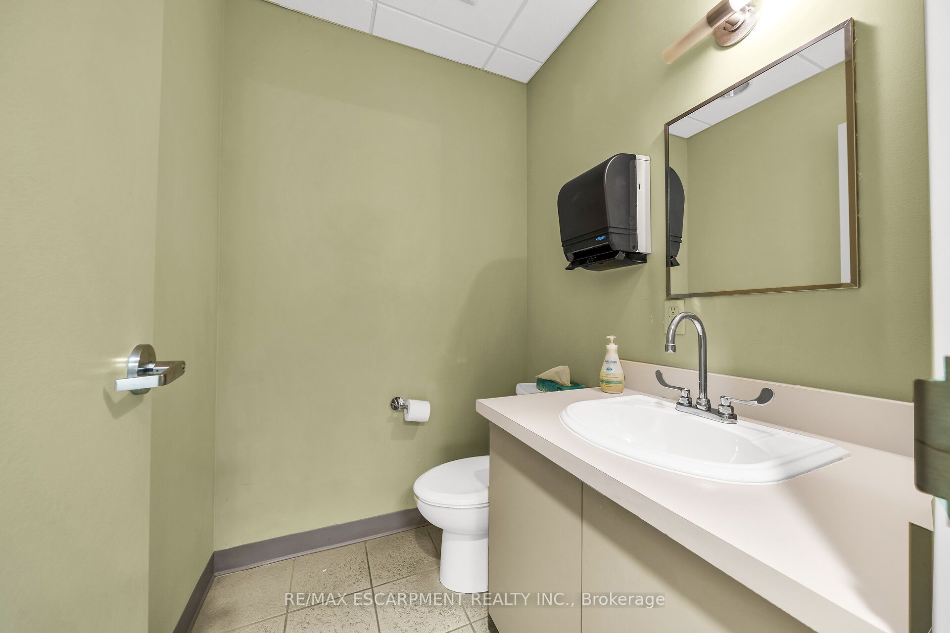 199 Macnab St S Property Photo 40