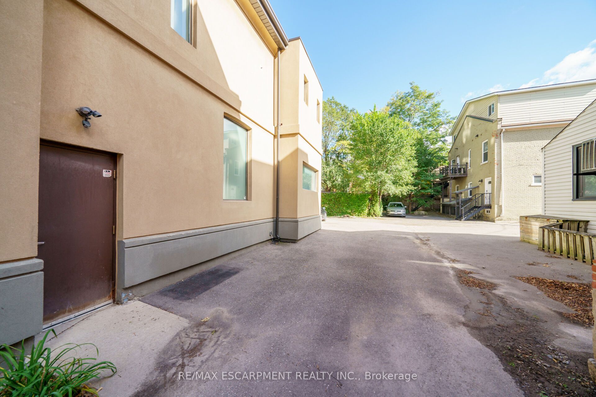 199 Macnab St S Property Photo 46