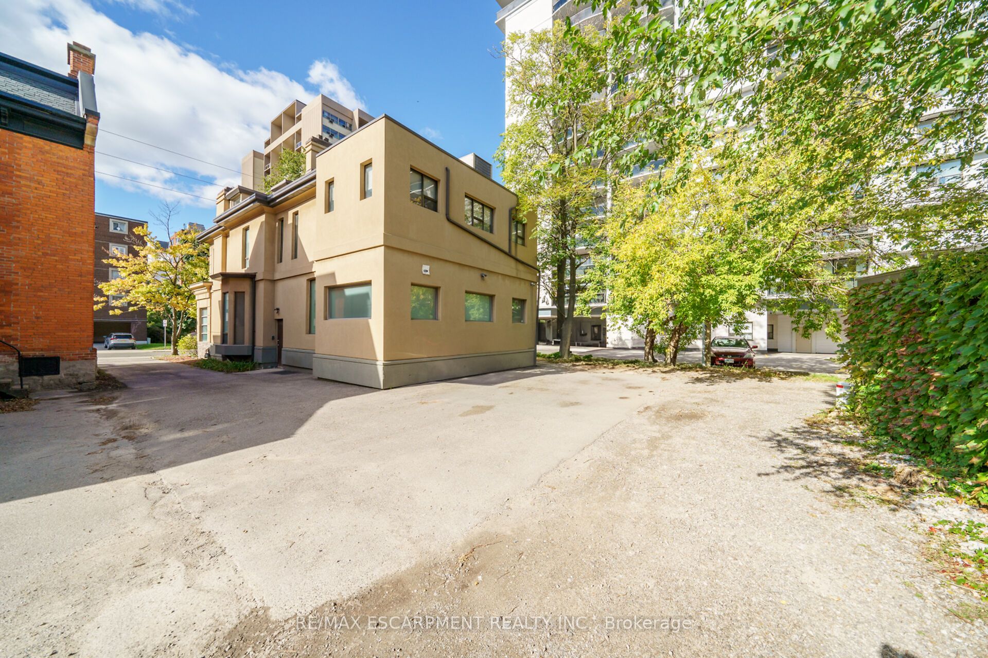 199 Macnab St S Property Photo 47