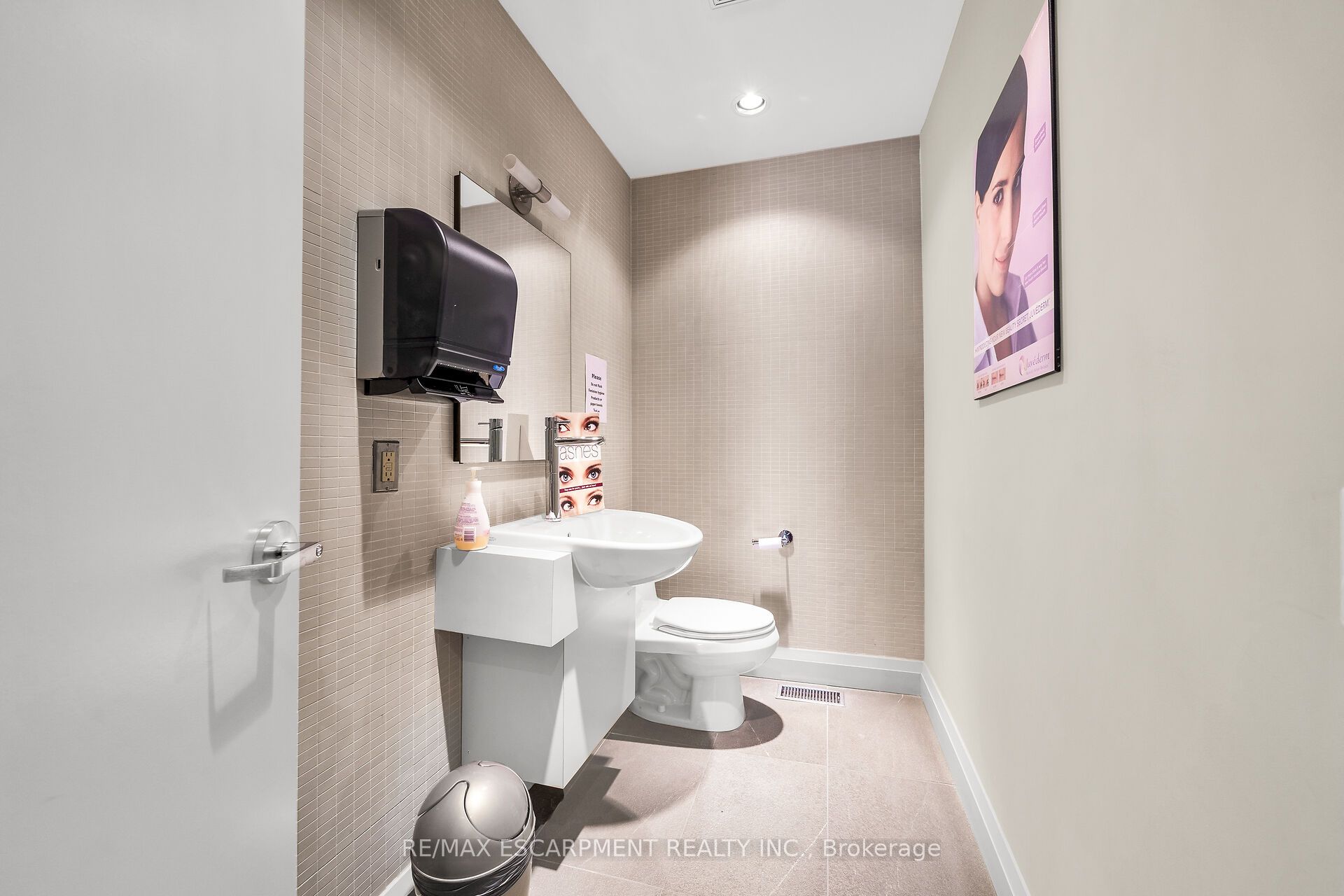 199 Macnab Street S Property Photo 27