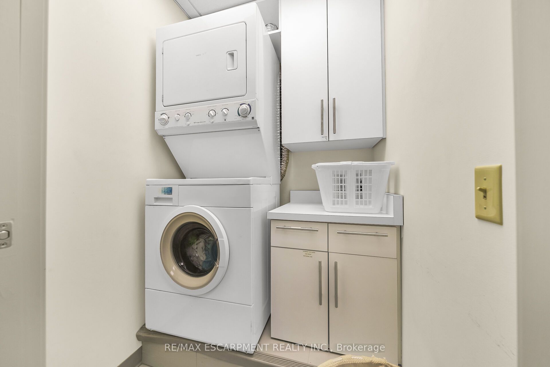 199 Macnab Street S Property Photo 33