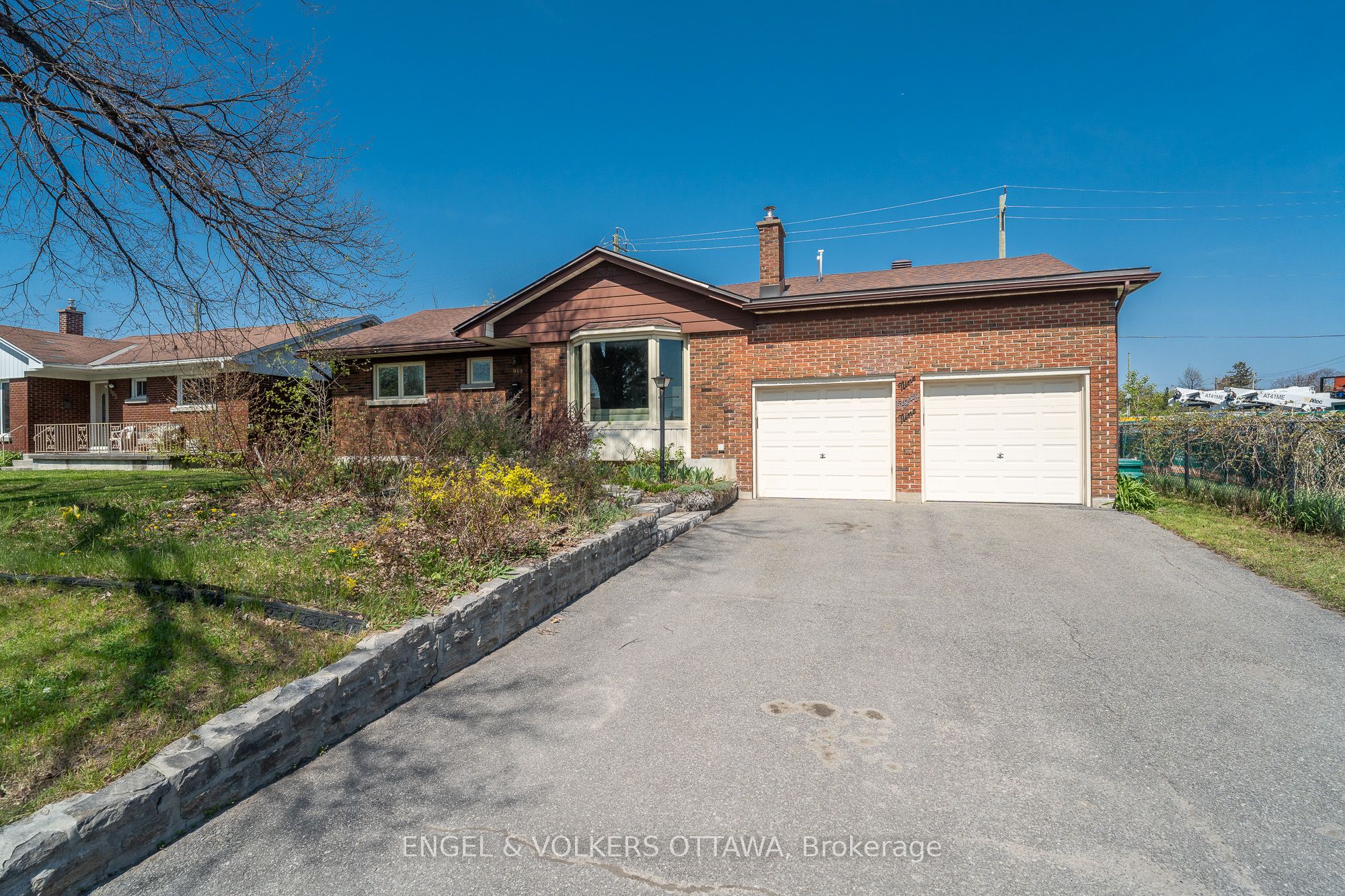989 Connaught Avenue Property Photo 1