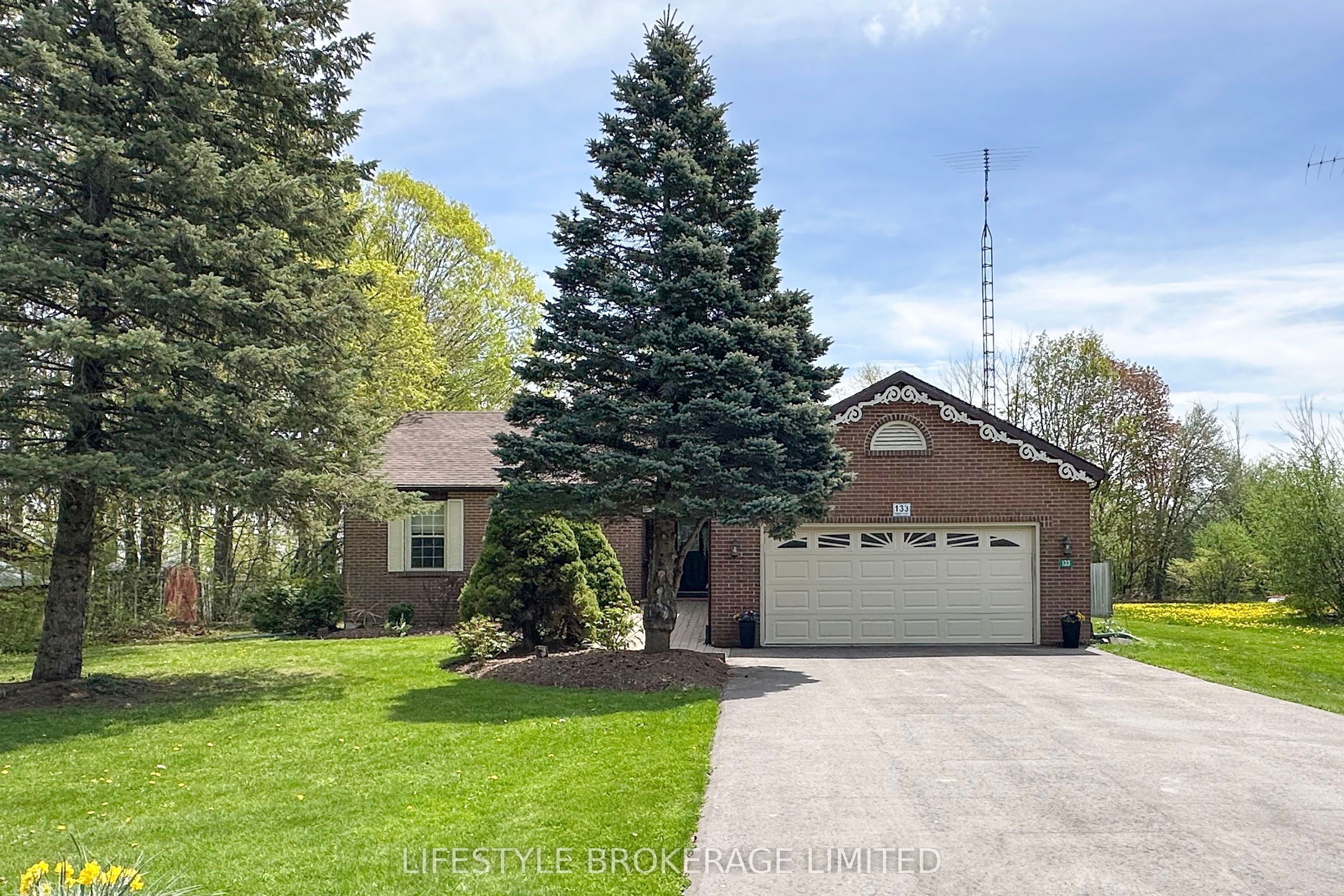 133 Robmar Cres Property Photo 1