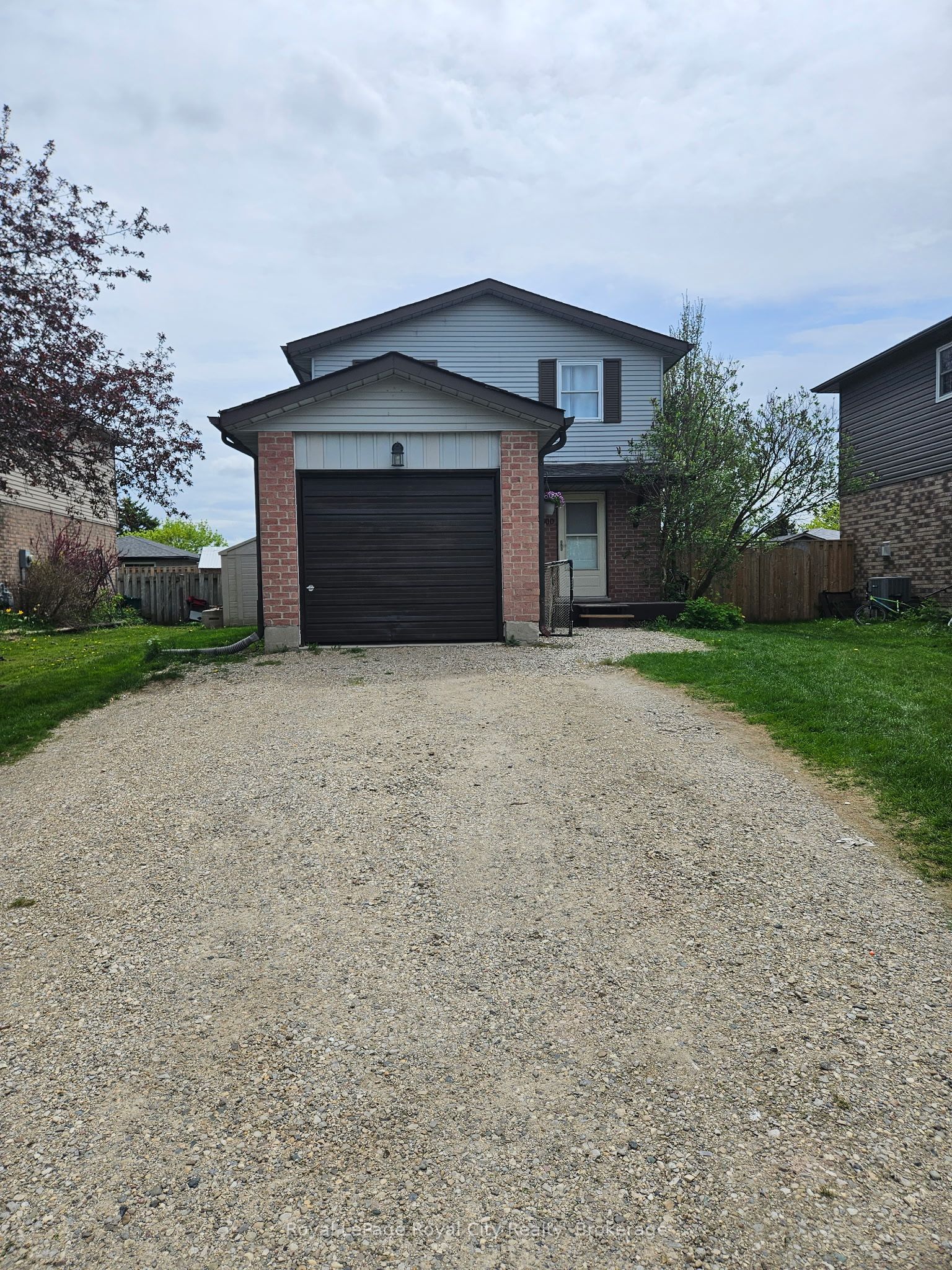300 Stornoway Dr Property Photo