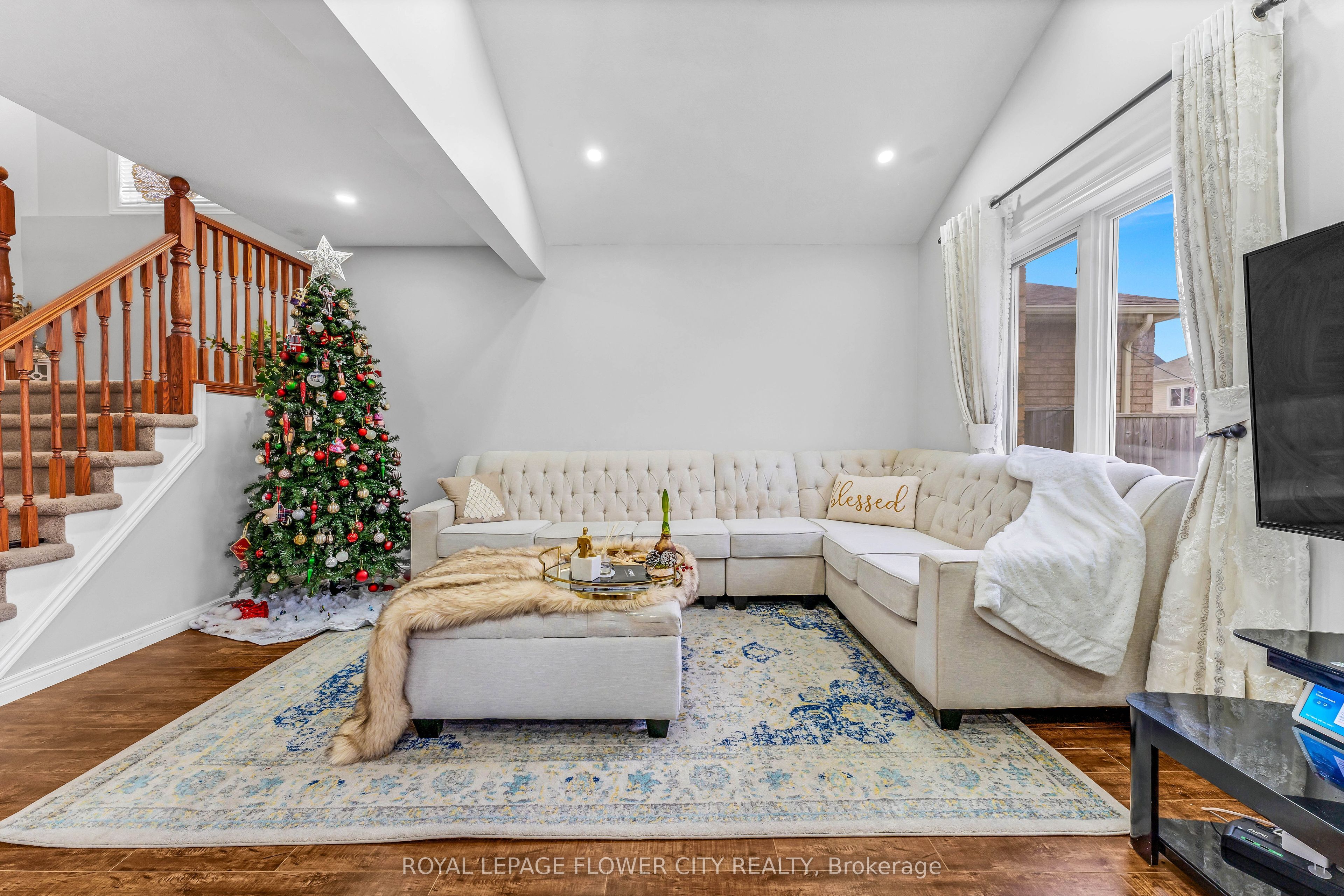 369 Thomas Slee Drive Property Photo 11