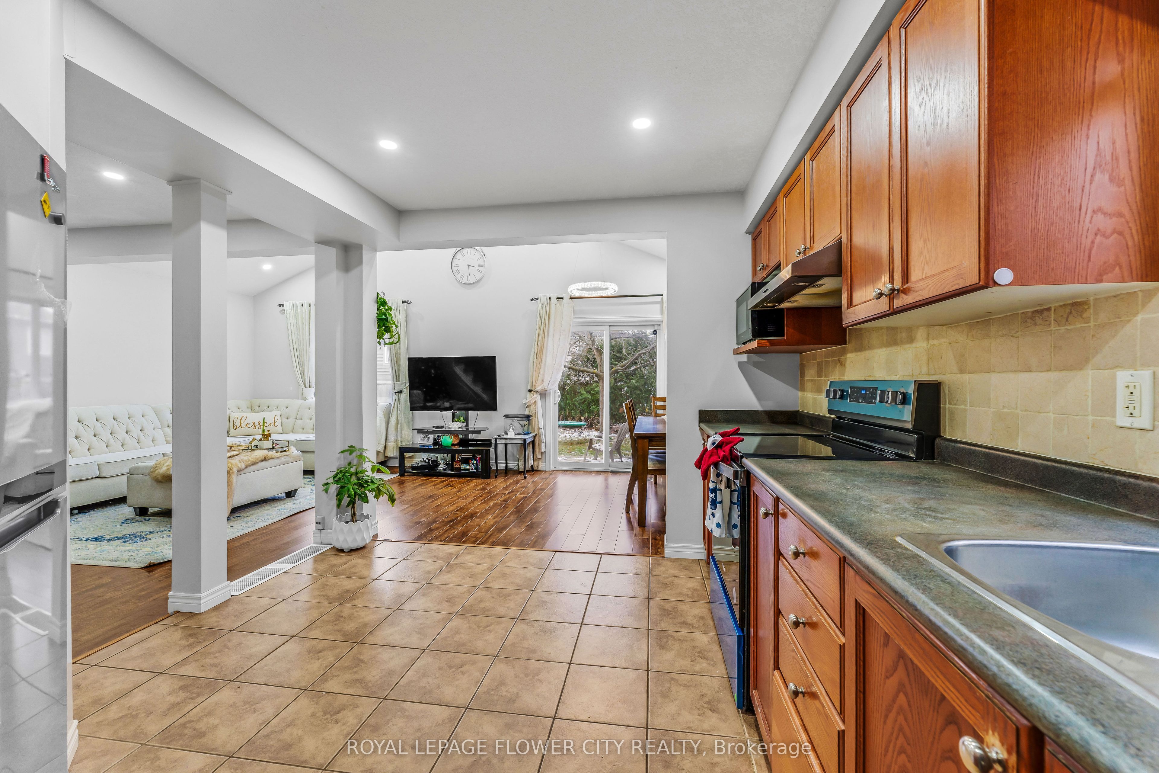 369 Thomas Slee Drive Property Photo 14