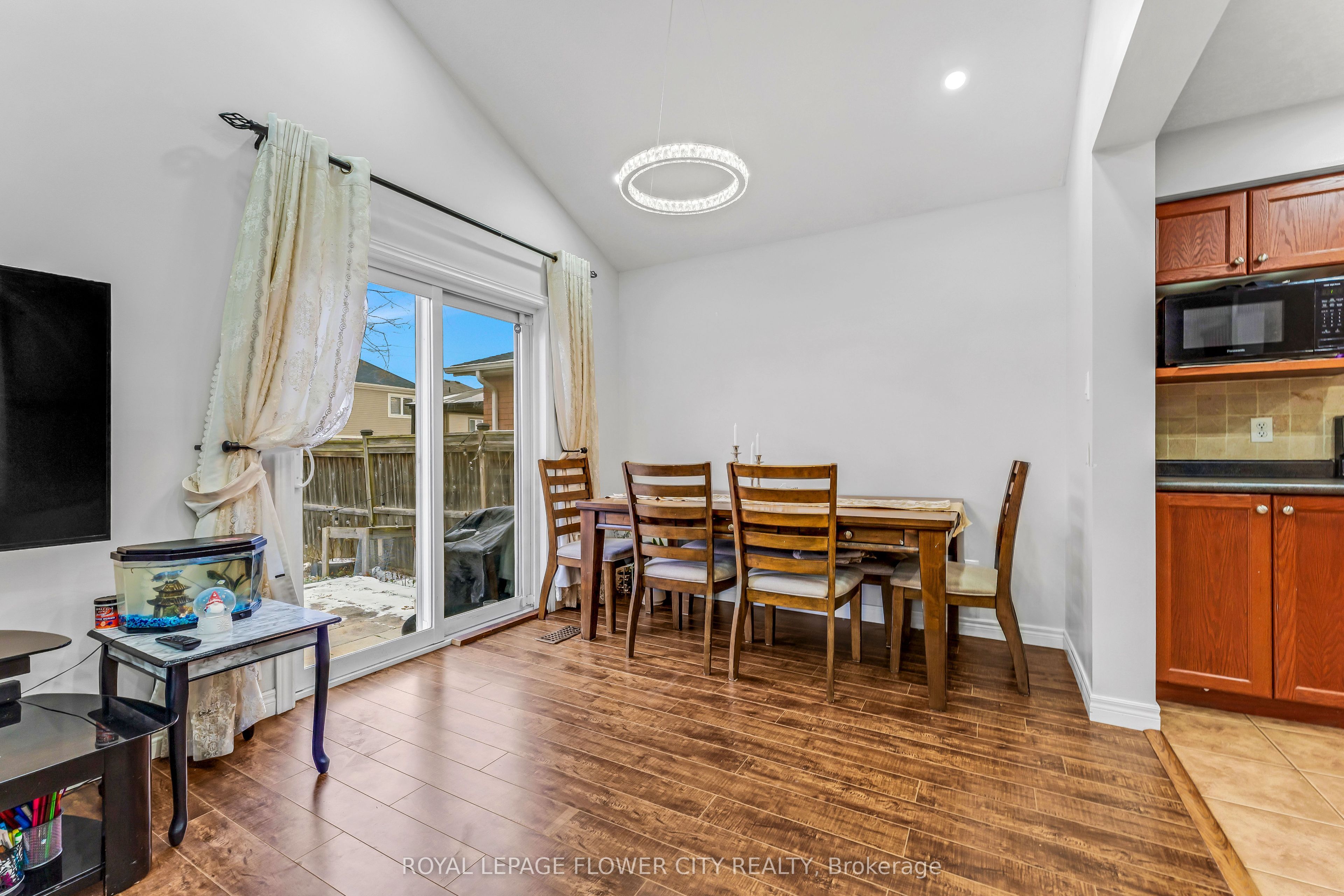 369 Thomas Slee Drive Property Photo 15