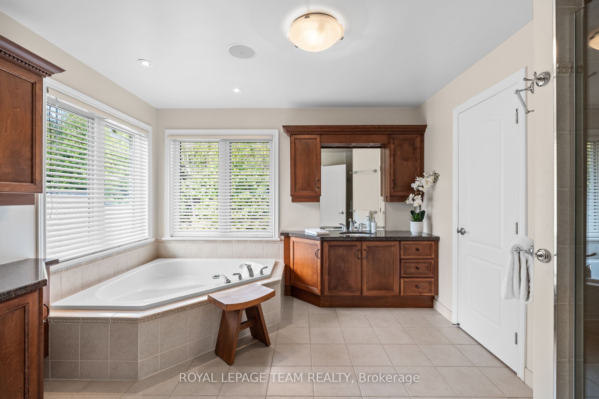 6005 Earlscourt Crescent Property Photo 19