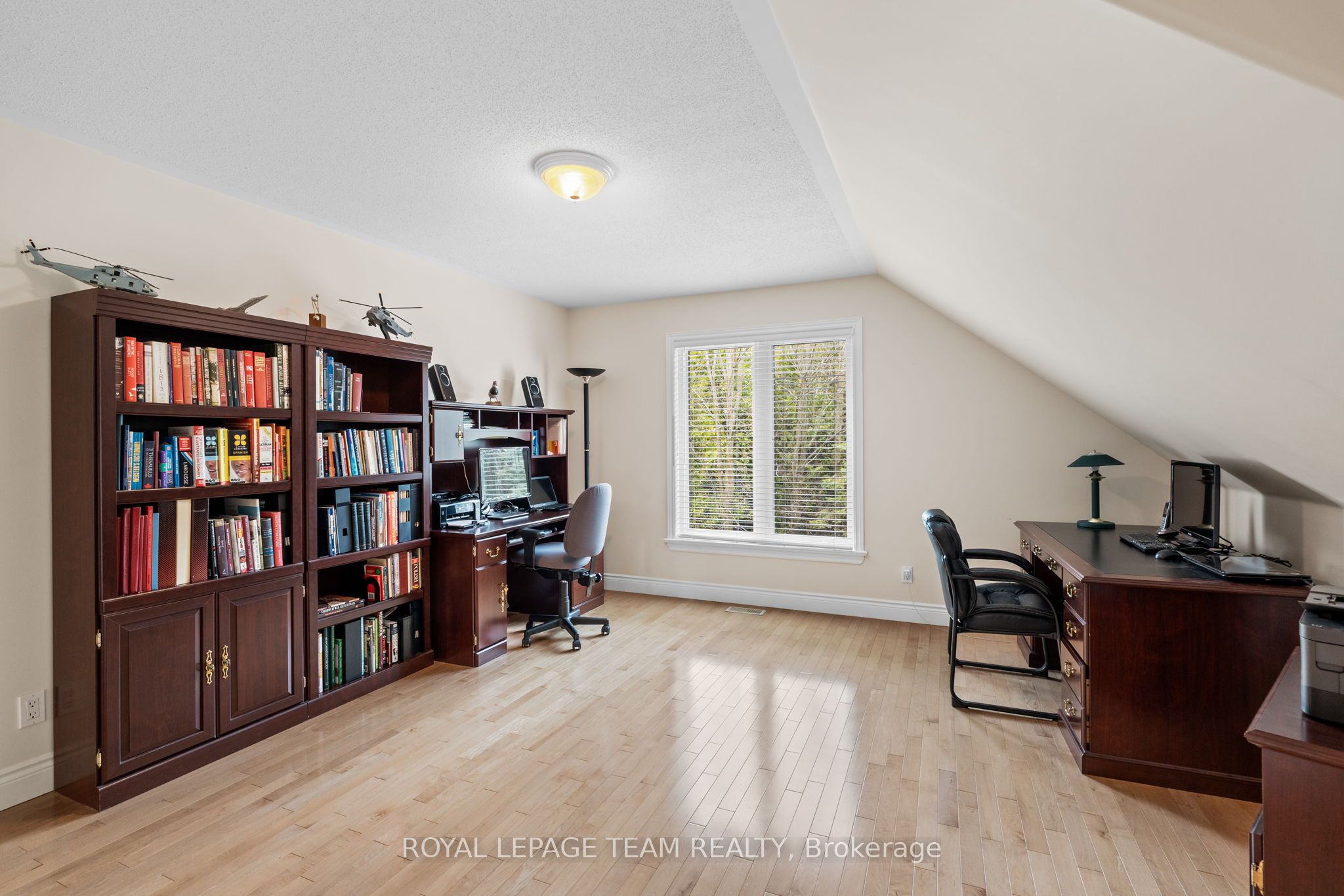 6005 Earlscourt Crescent Property Photo 26