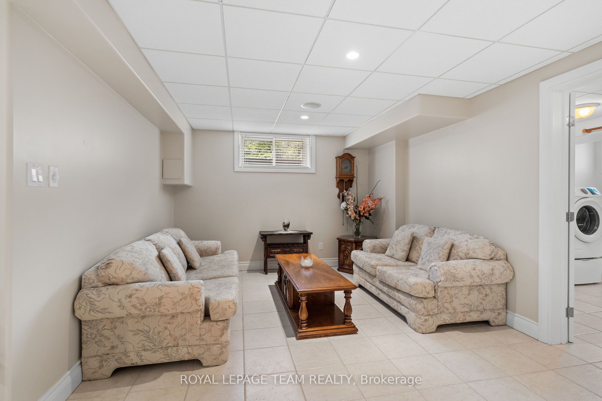 6005 Earlscourt Crescent Property Photo 28