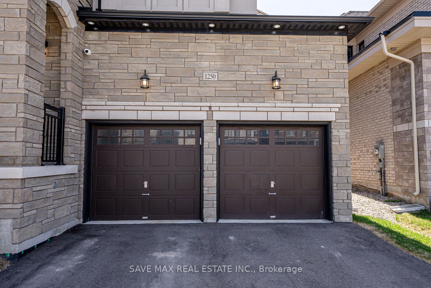 1250 Upper Thames Drive Property Photo 2