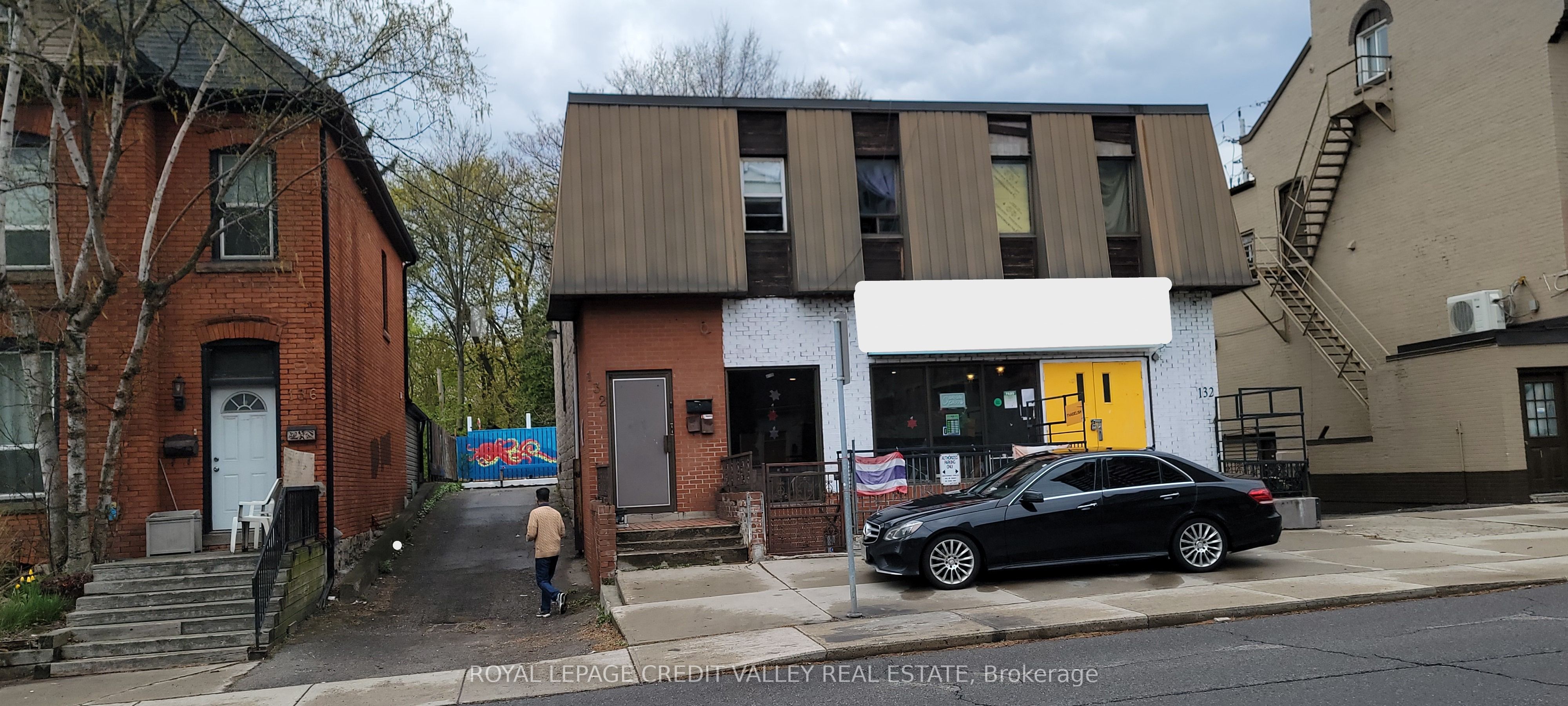 132 Queen Street S Property Photo 1