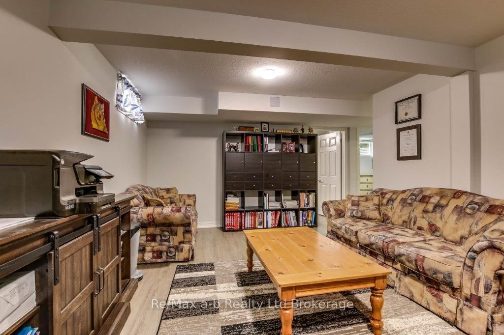 25 Pembers Pass Property Photo 18