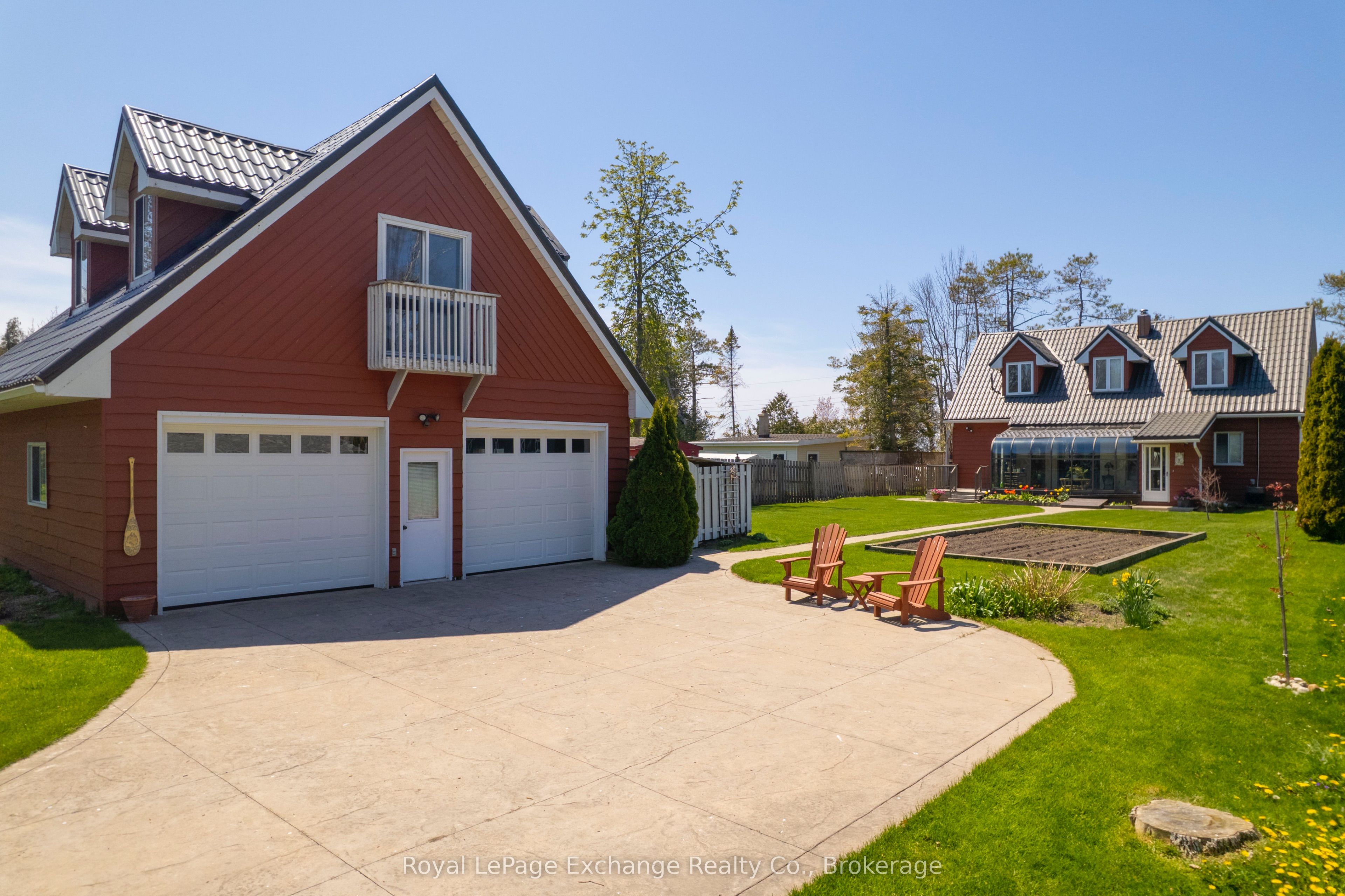 185 Huron Road Property Photo 6