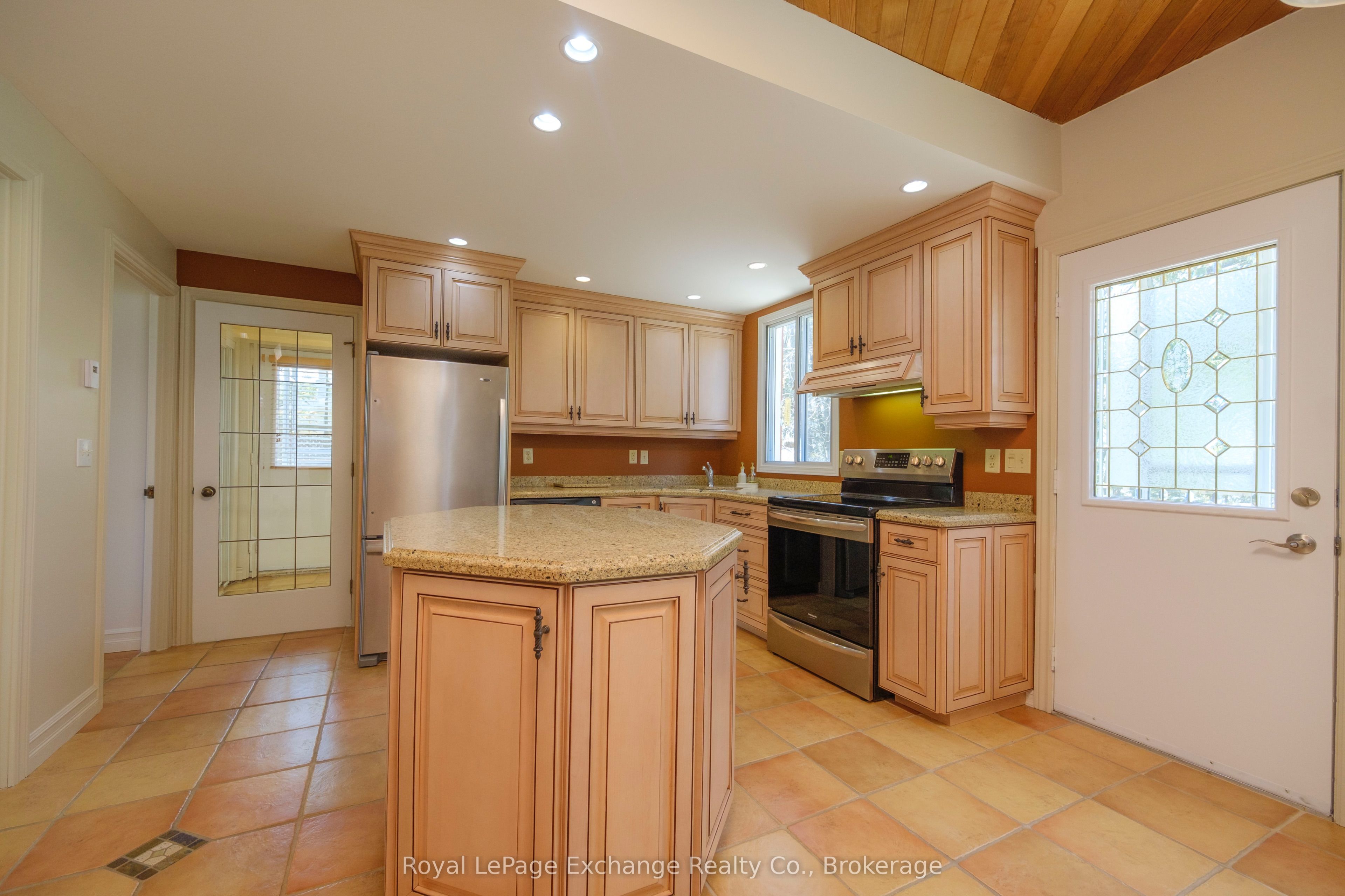 185 Huron Road Property Photo 20