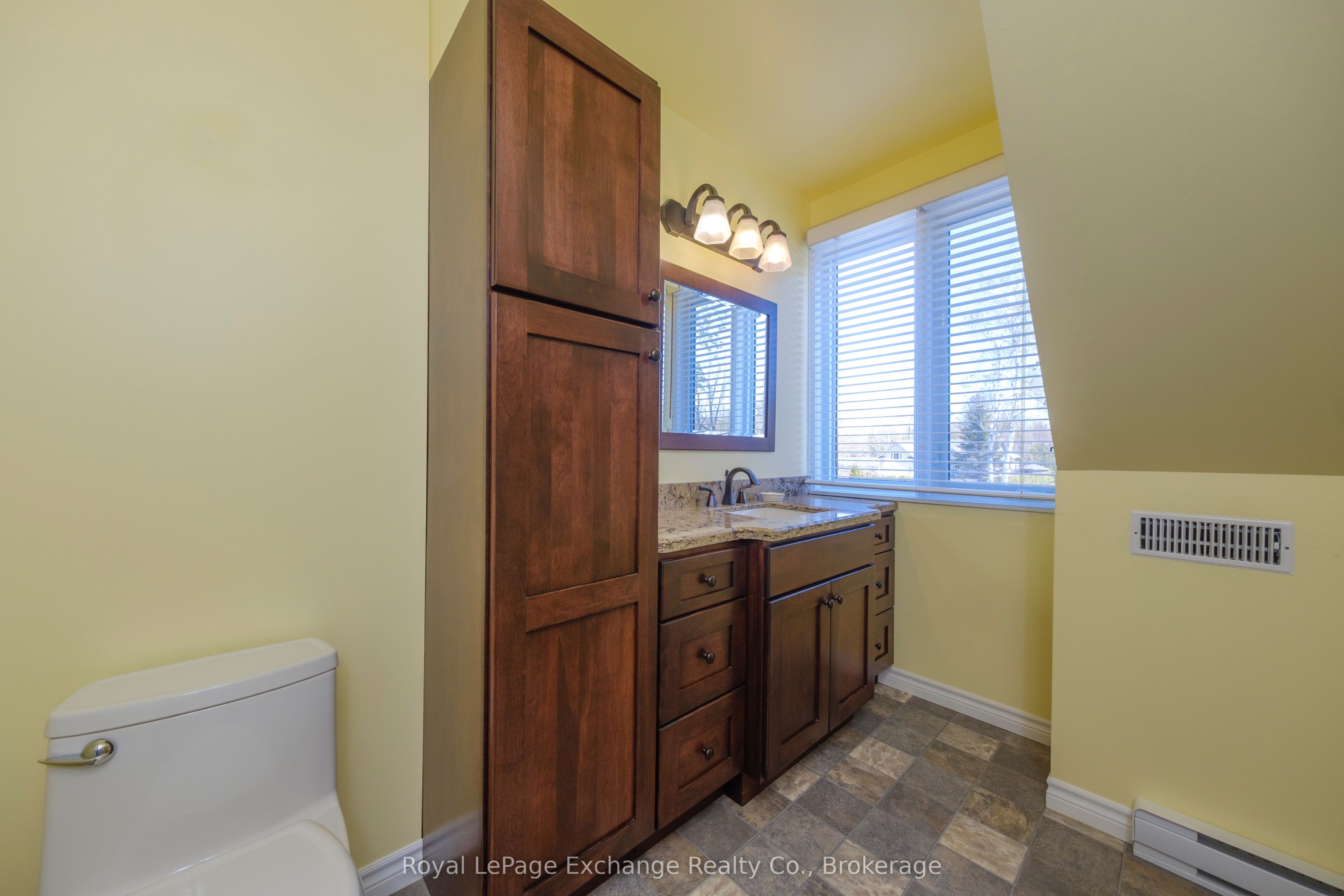 185 Huron Road Property Photo 32