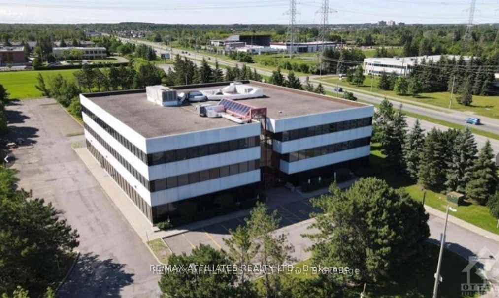 2465 ST LAURENT Boulevard