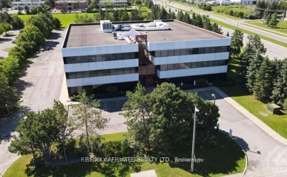2465 St Laurent Boulevard Property Photo 3