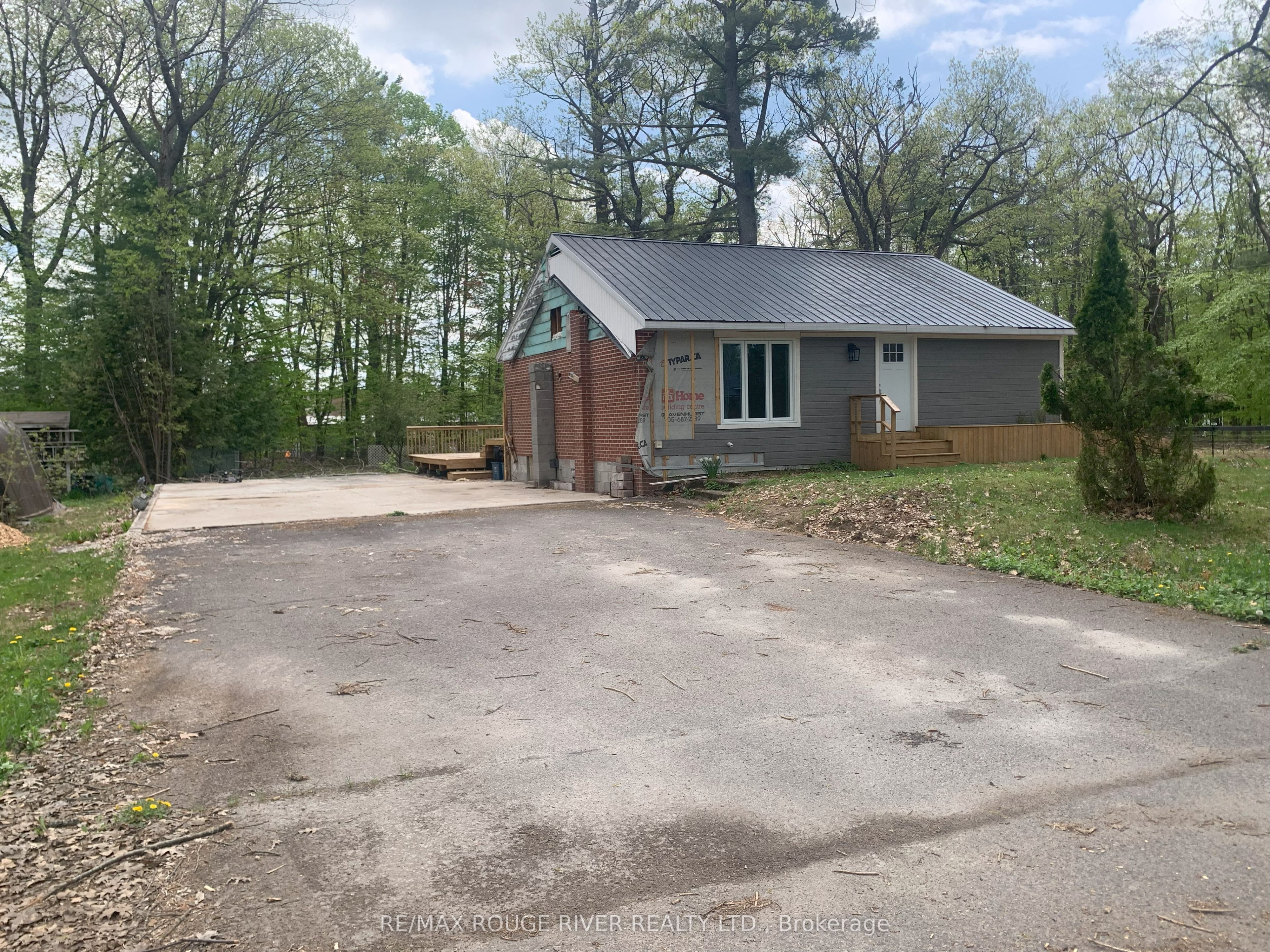 125 Oakwood Dr Property Photo