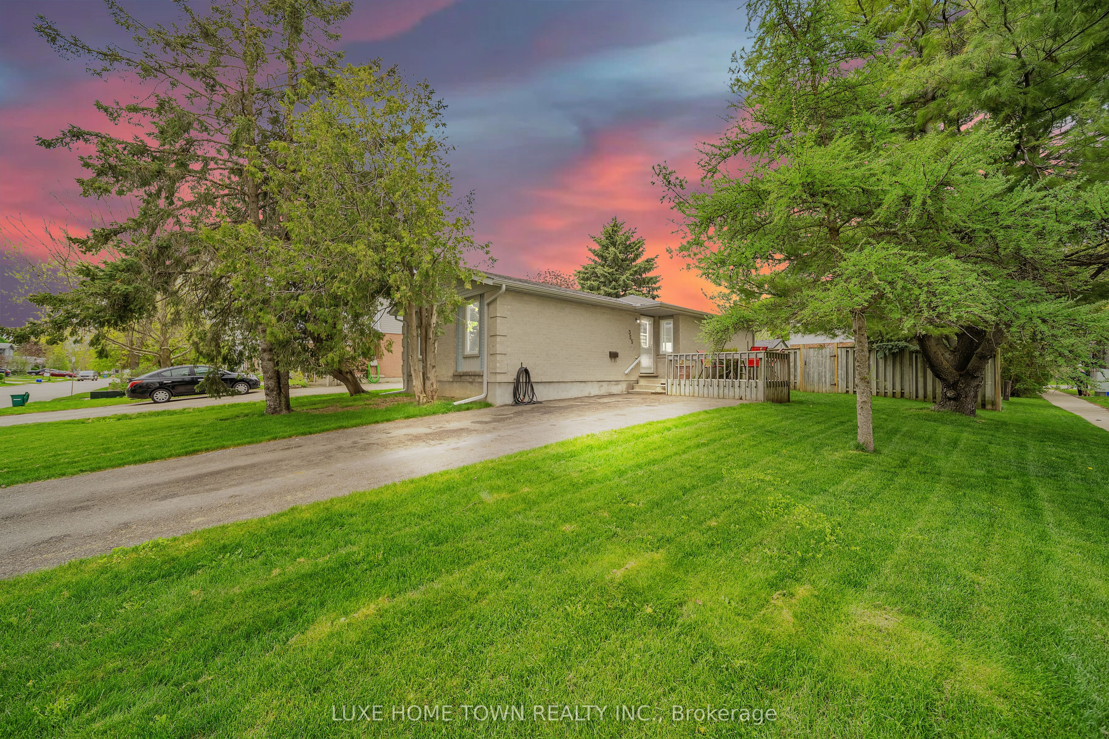 355 Stornoway Dr Property Photo