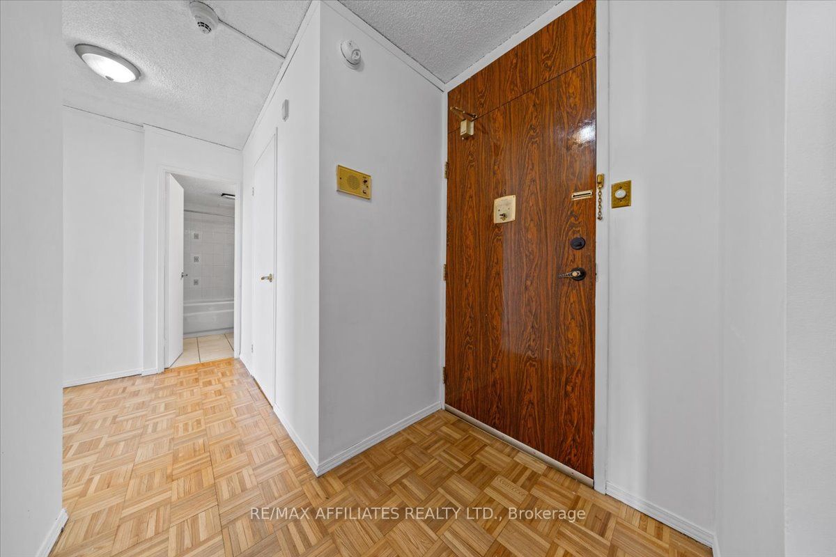 #706 - 2000 Jasmine Crescent Property Photo 2