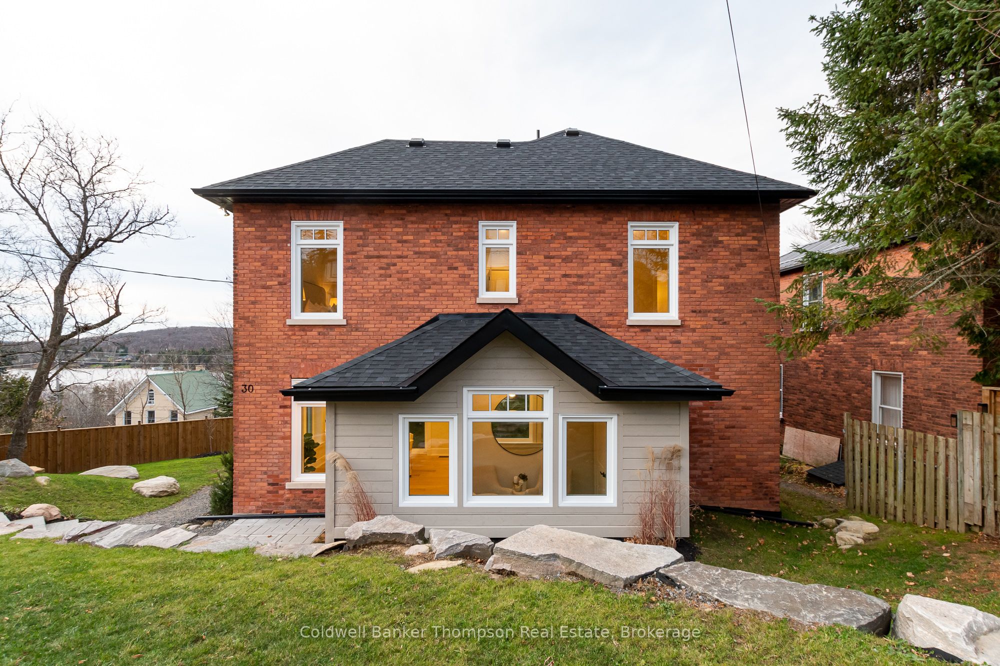 27 Minerva St W Property Photo 1