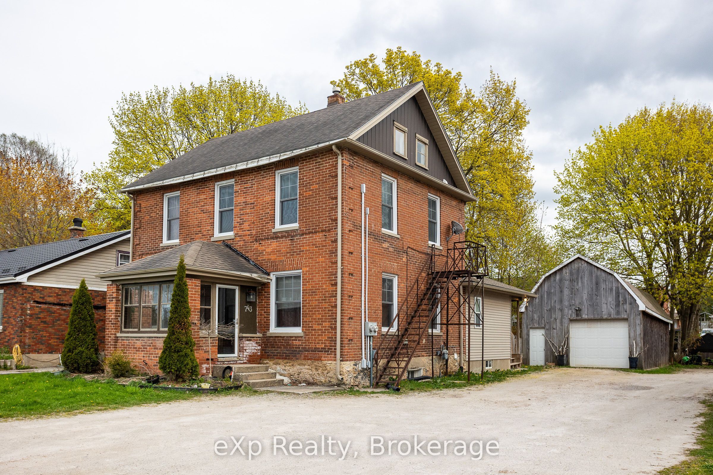 743 10th St E Property Photo