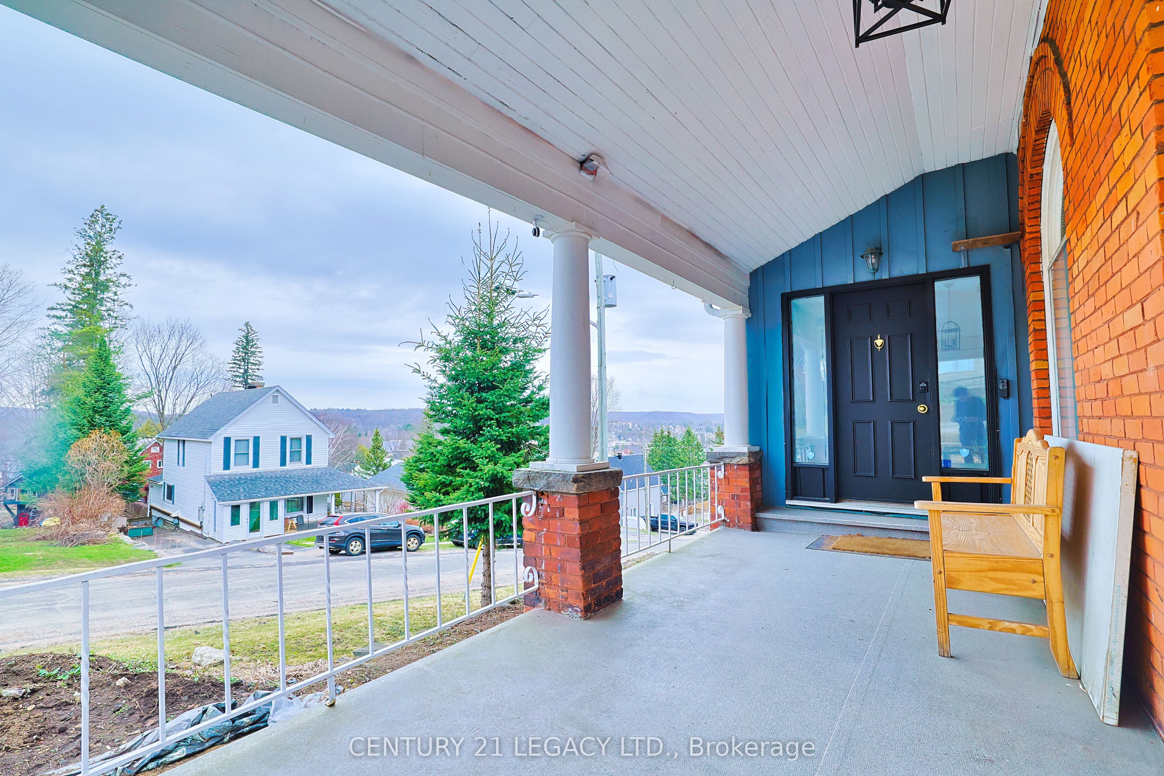 23 Lansdowne St W Property Photo