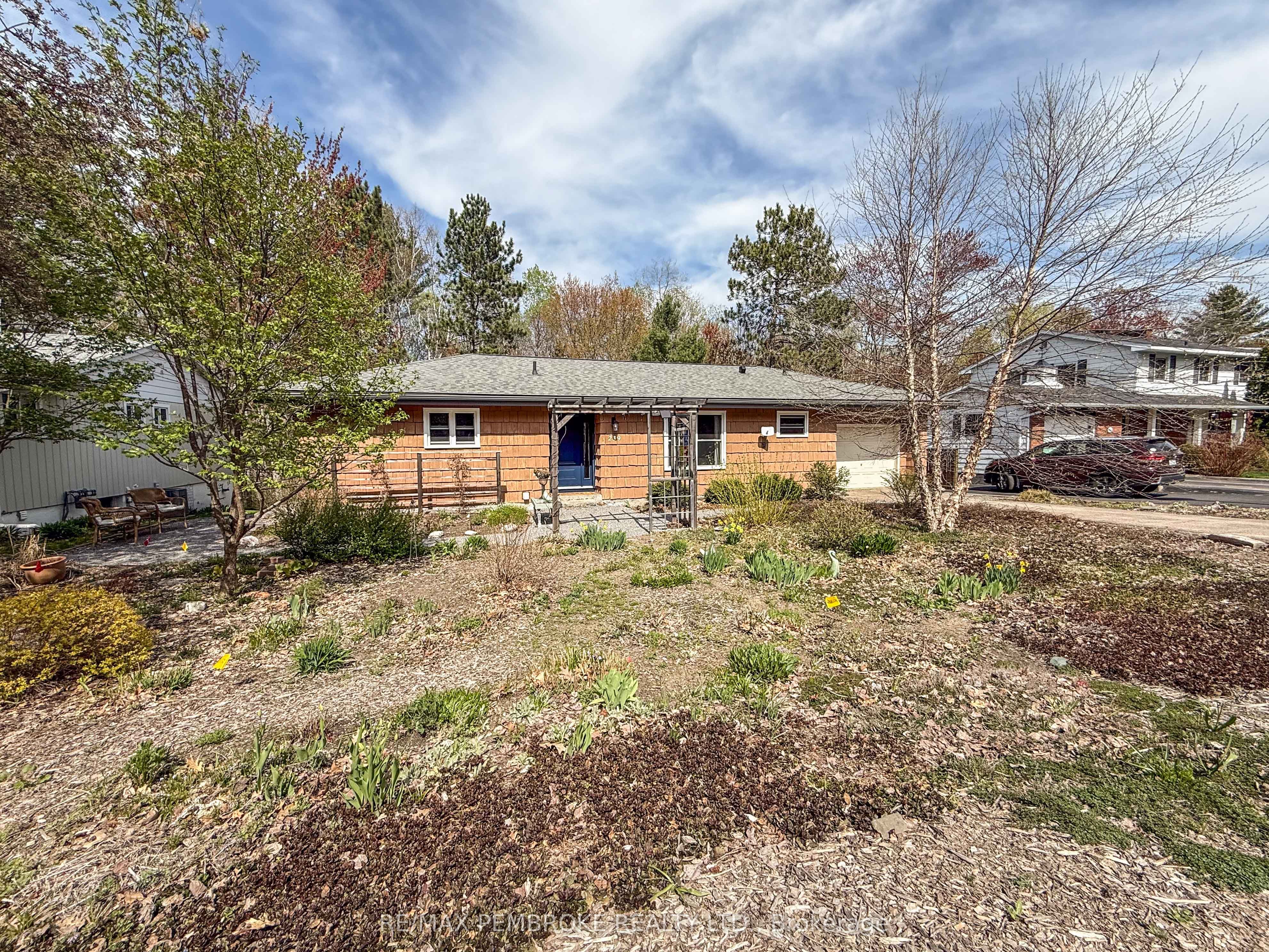 239 Thomas St Property Photo