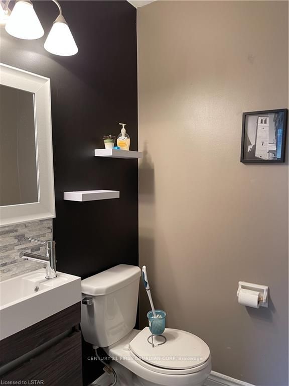 710 Wonderland Road S Property Photo 21