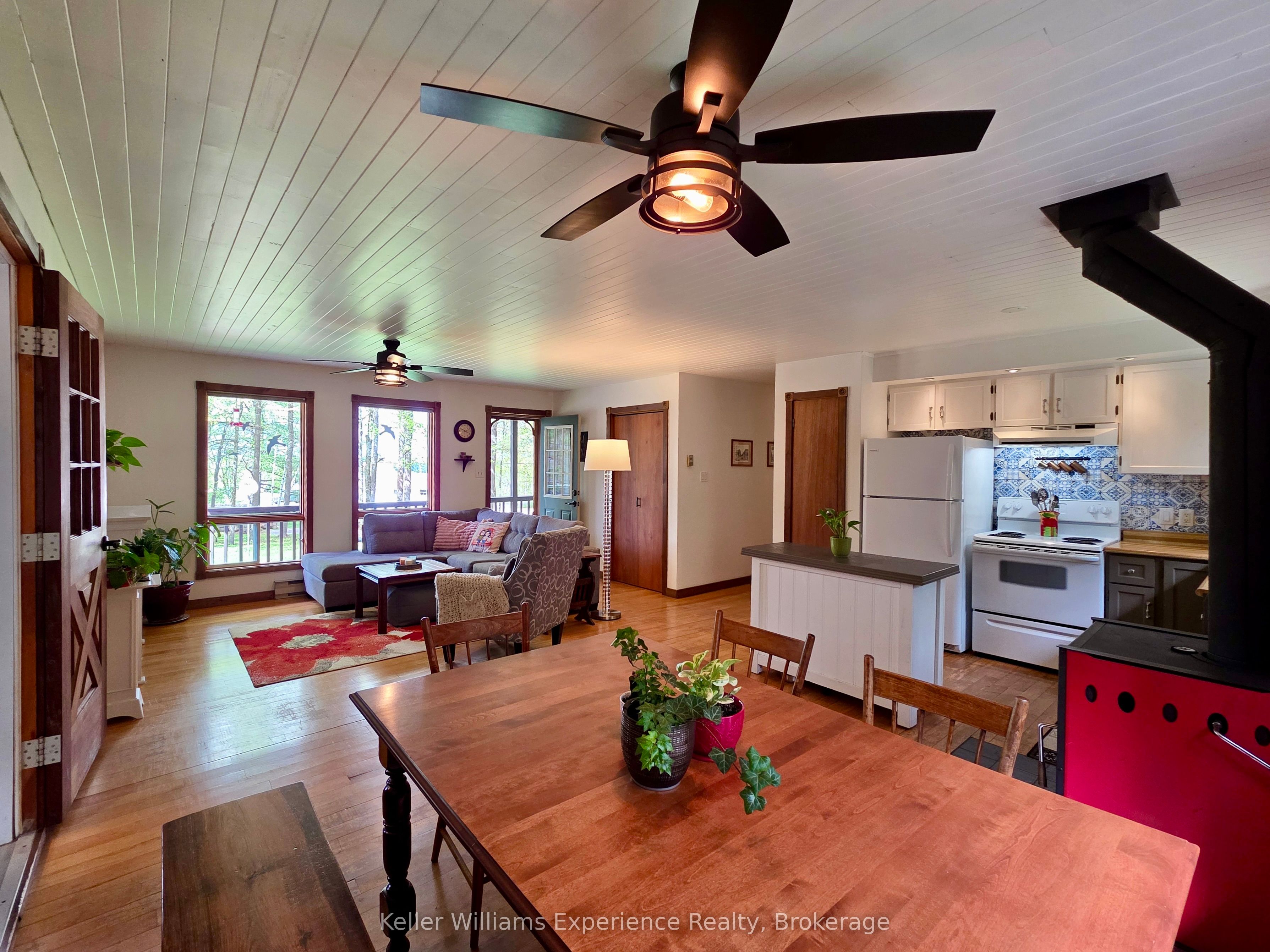 1035 Conway Crescent Property Photo 2