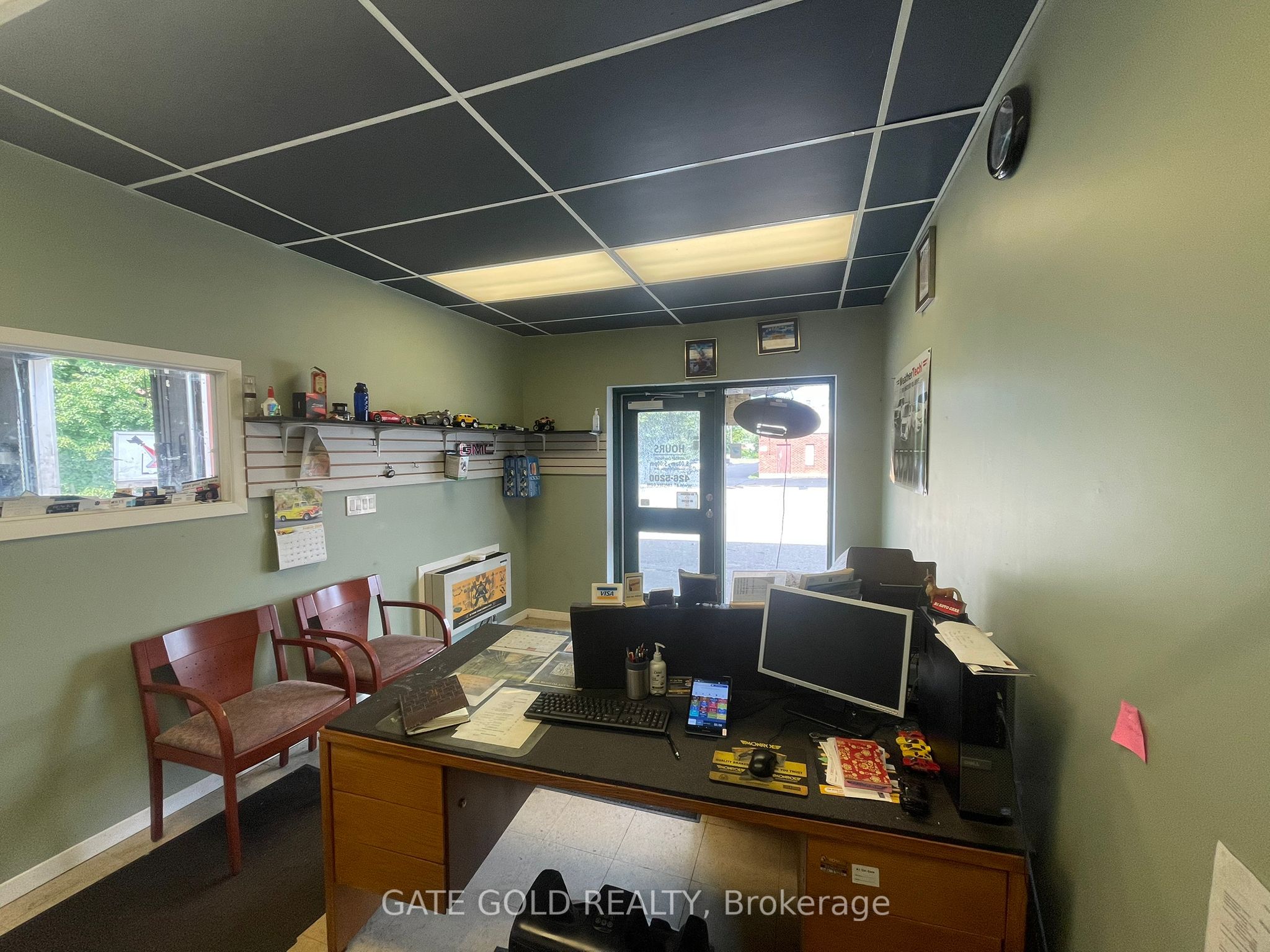 125 Queensway W Property Photo 4