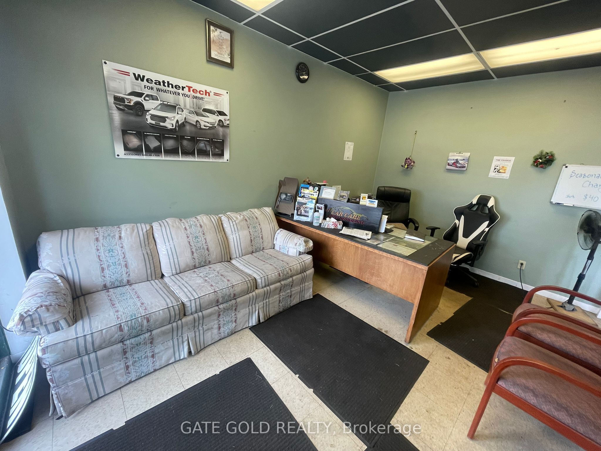 125 Queensway W Property Photo 5