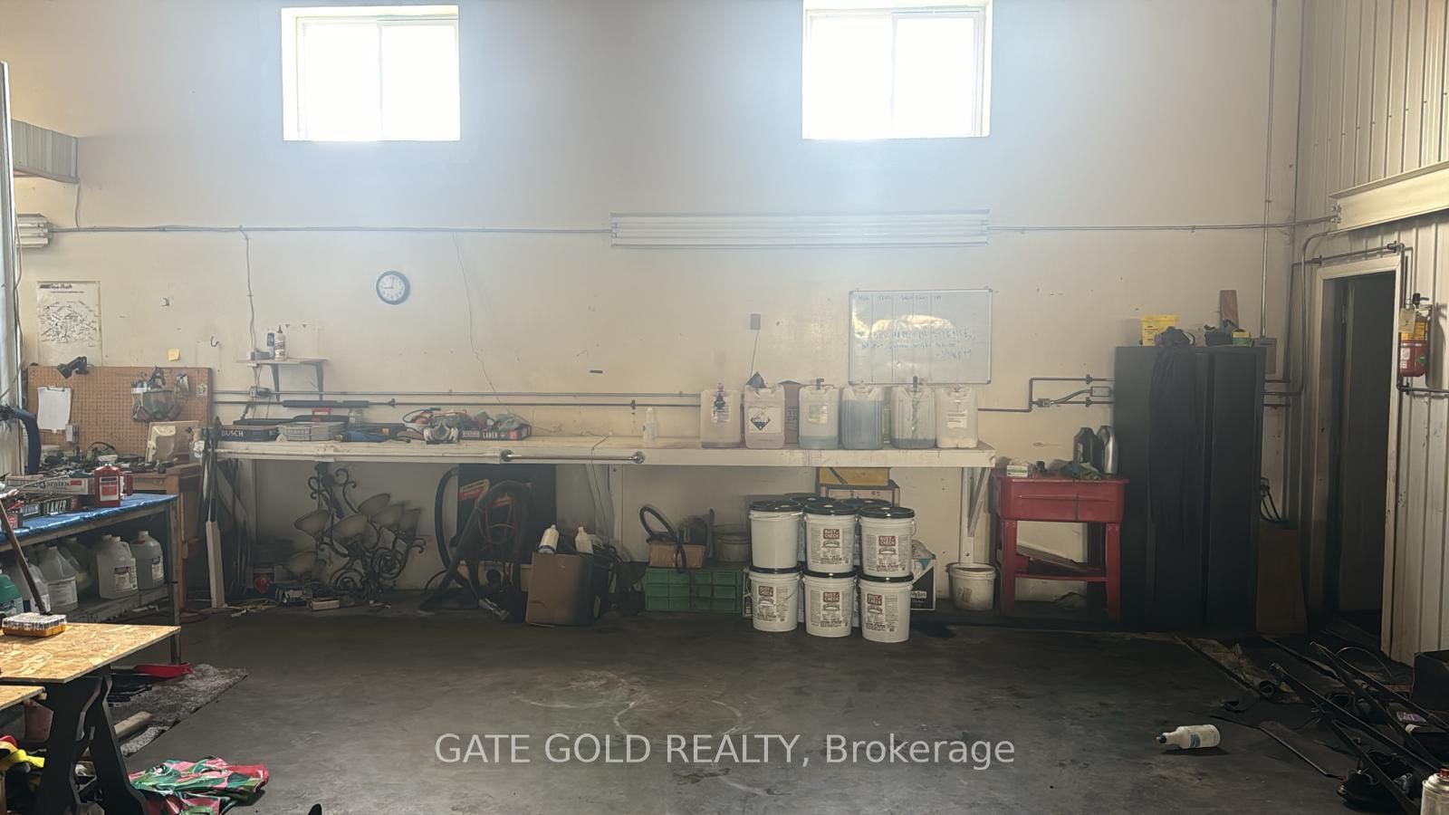 125 Queensway W Property Photo 6