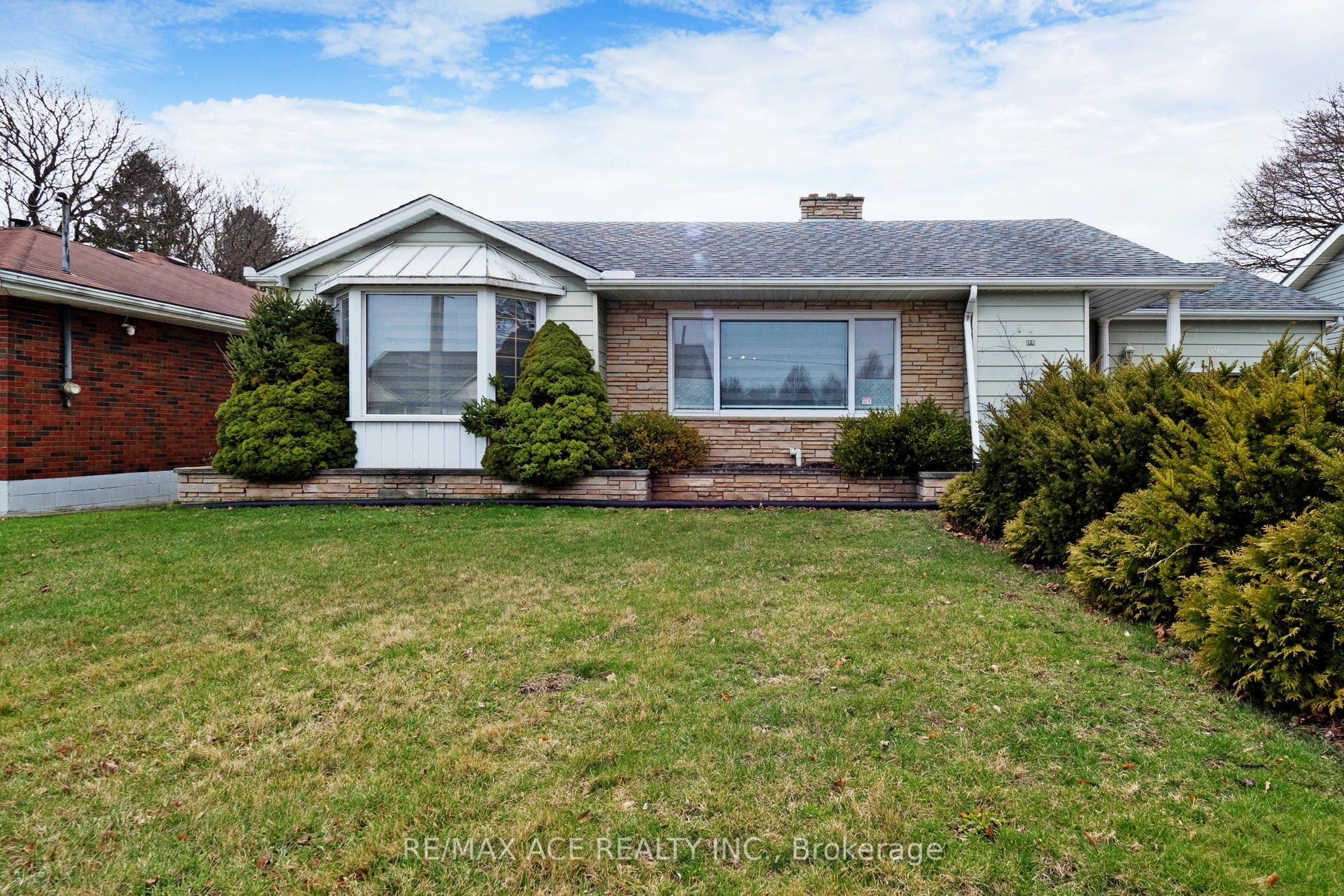 696 Norfolk St N Property Photo 1