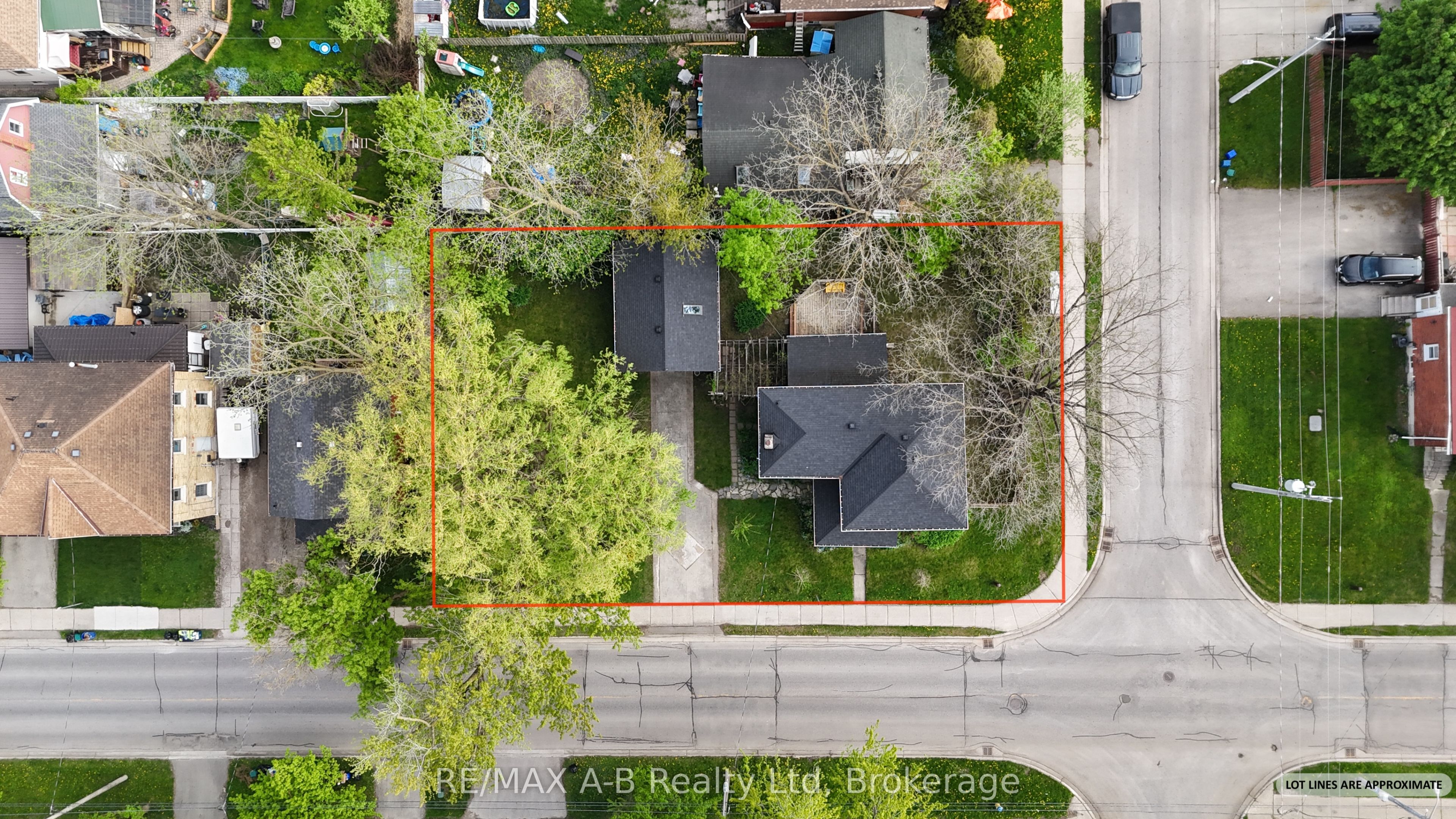 258 Douro Street Property Photo 3