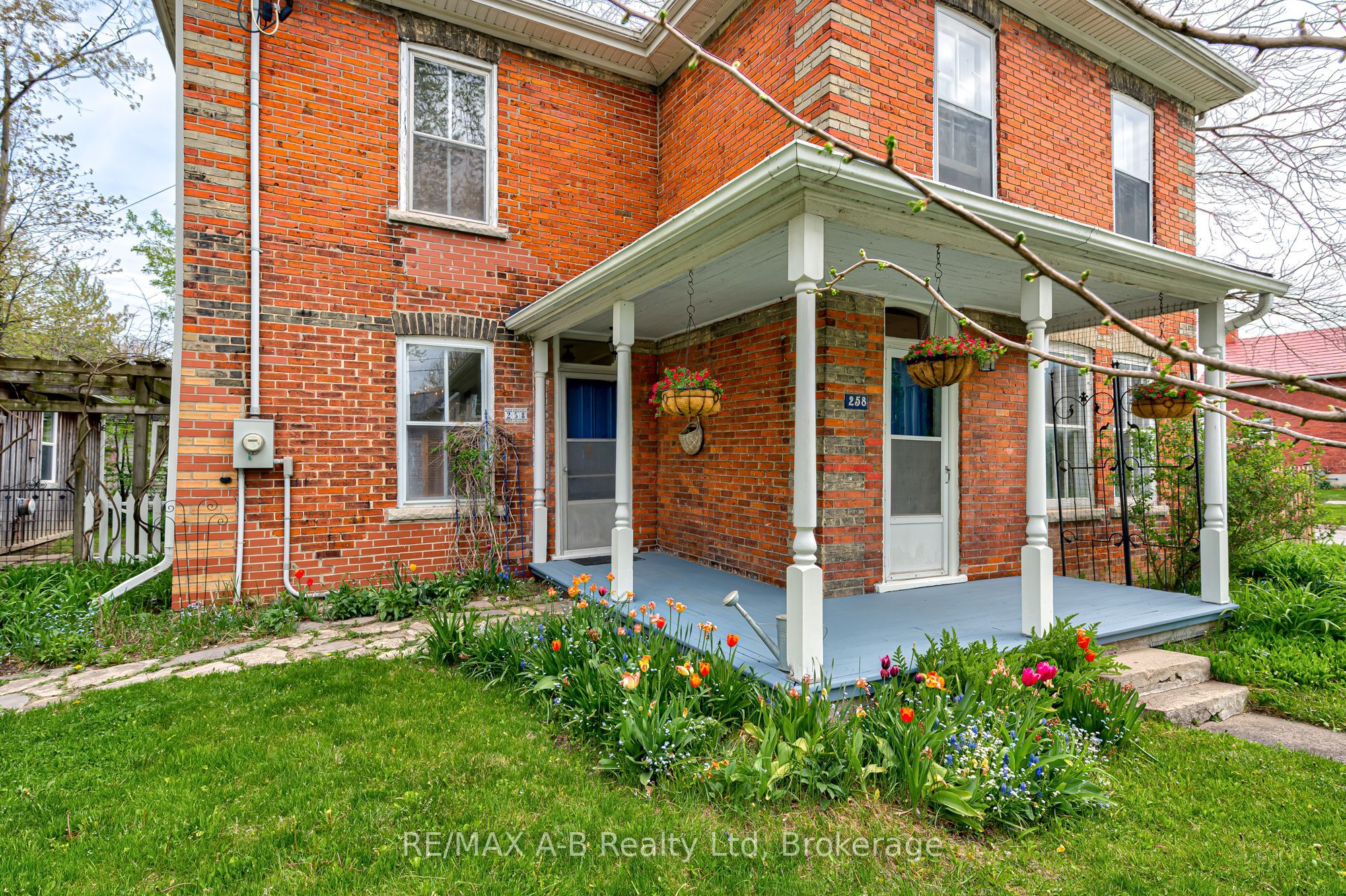 258 Douro Street Property Photo 5