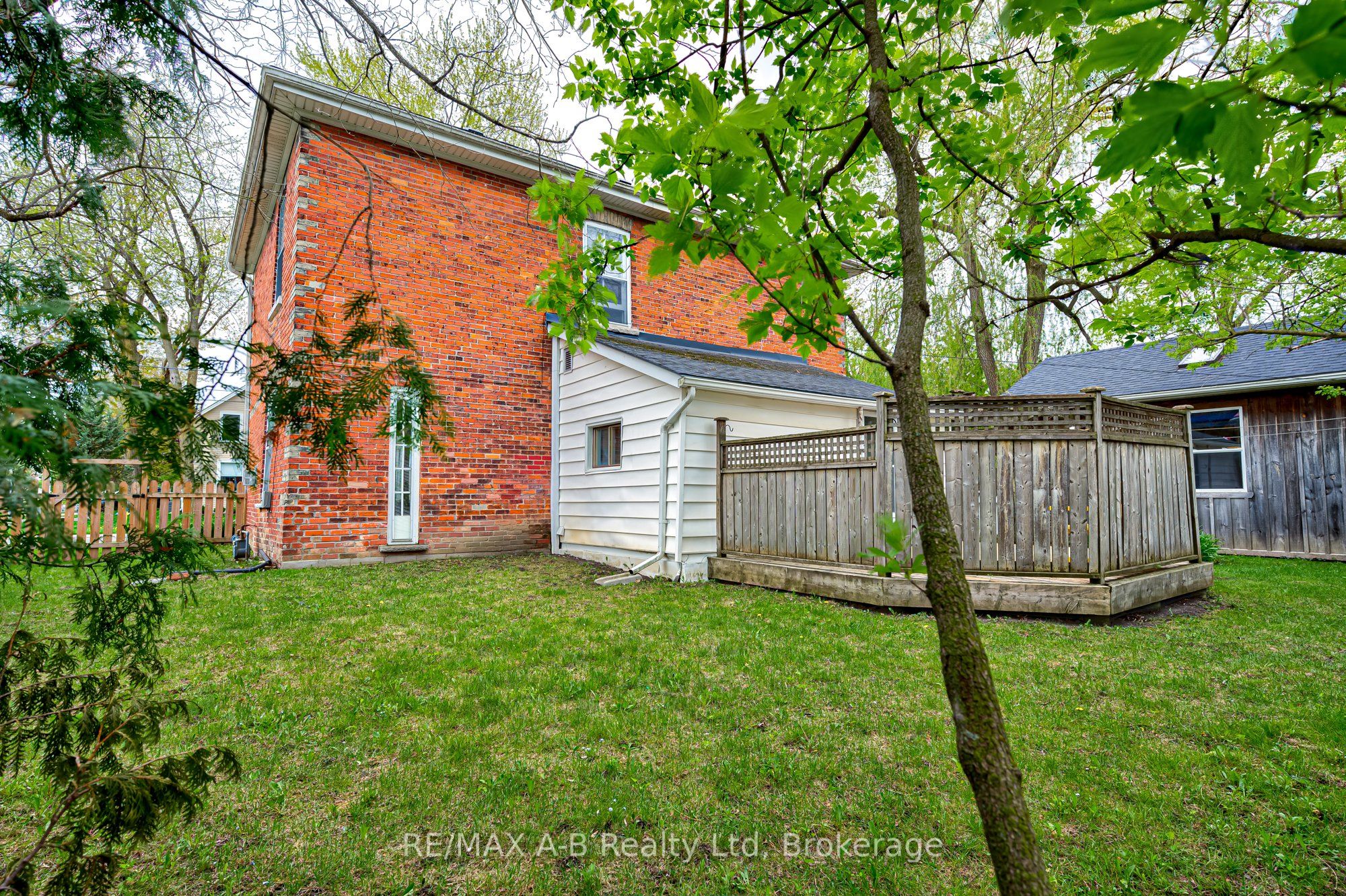 258 Douro Street Property Photo 7