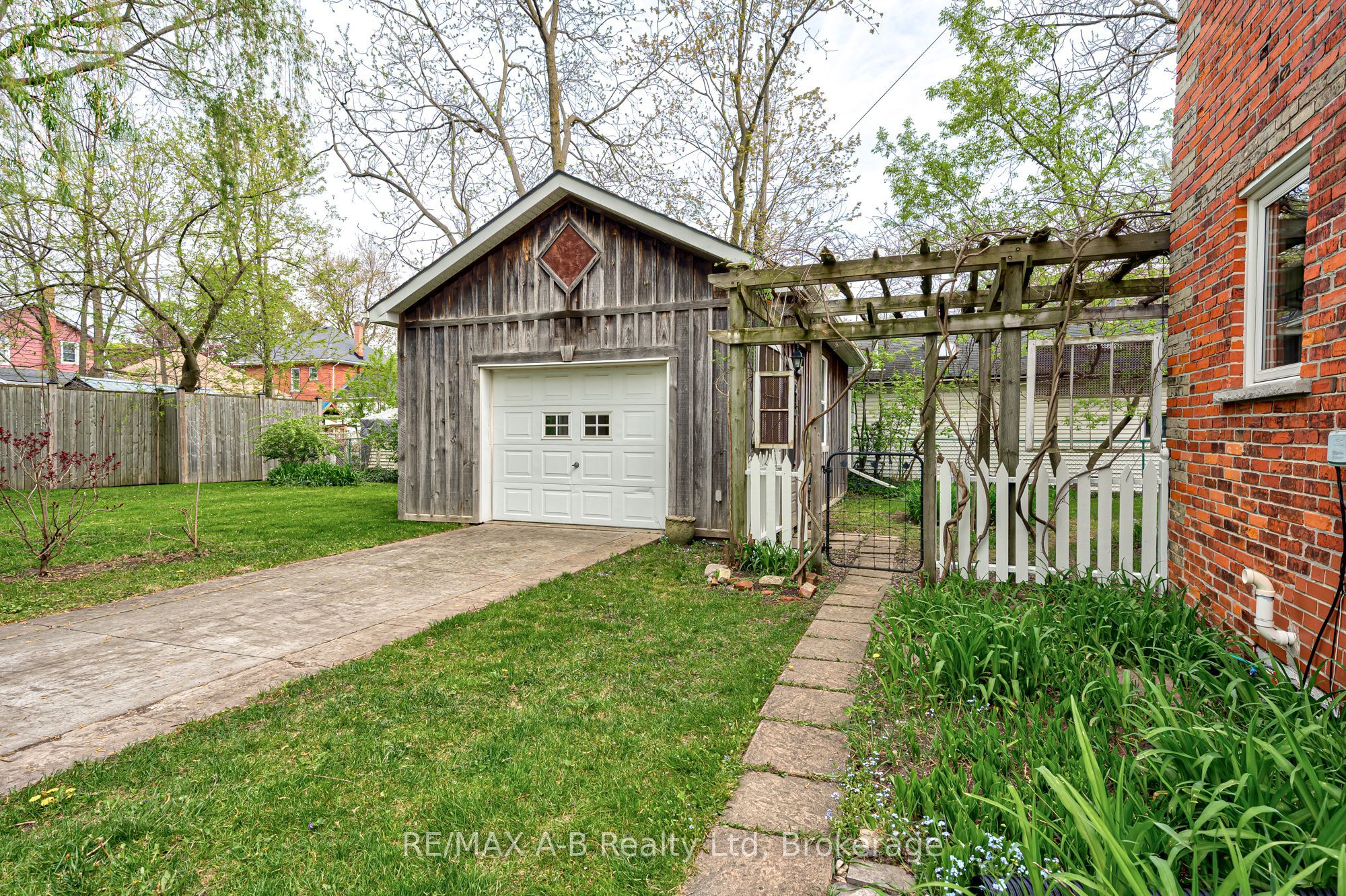 258 Douro Street Property Photo 8