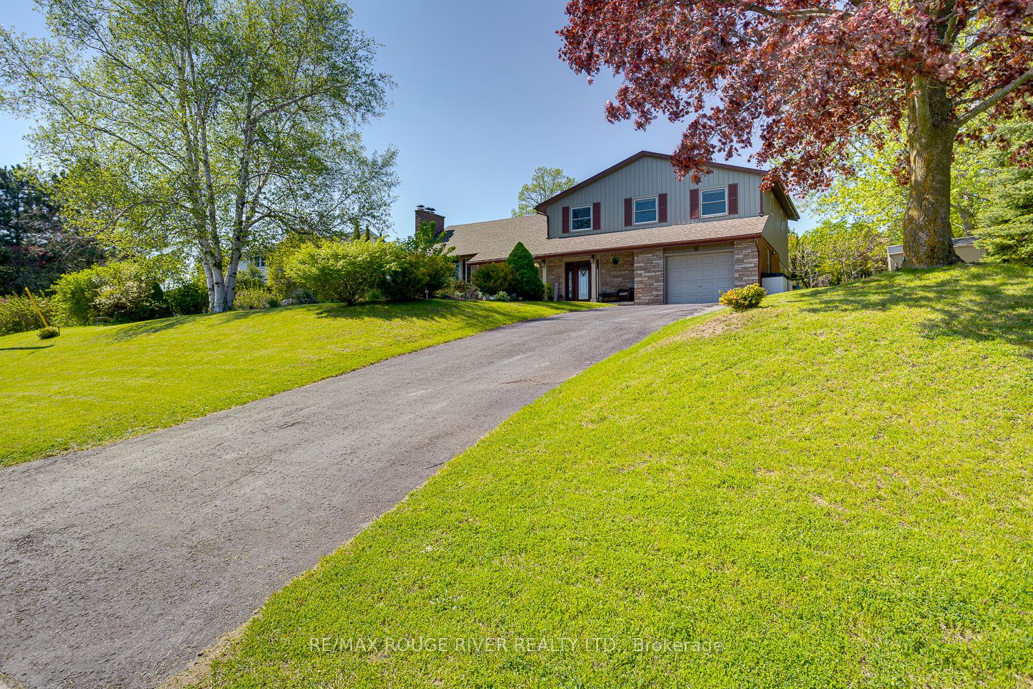 10 Lakeview Heights Property Photo 2