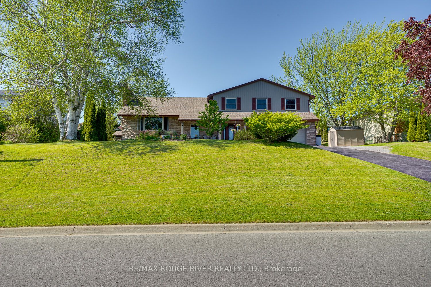 10 Lakeview Heights Property Photo 3