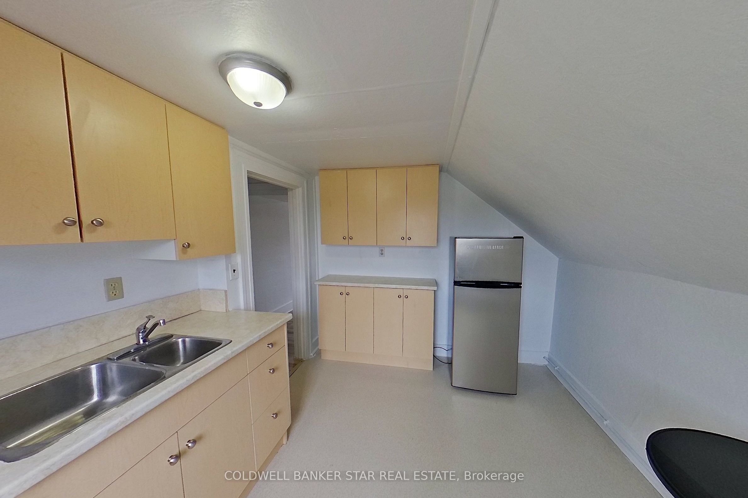 #upper - 82 Ontario Street Property Photo