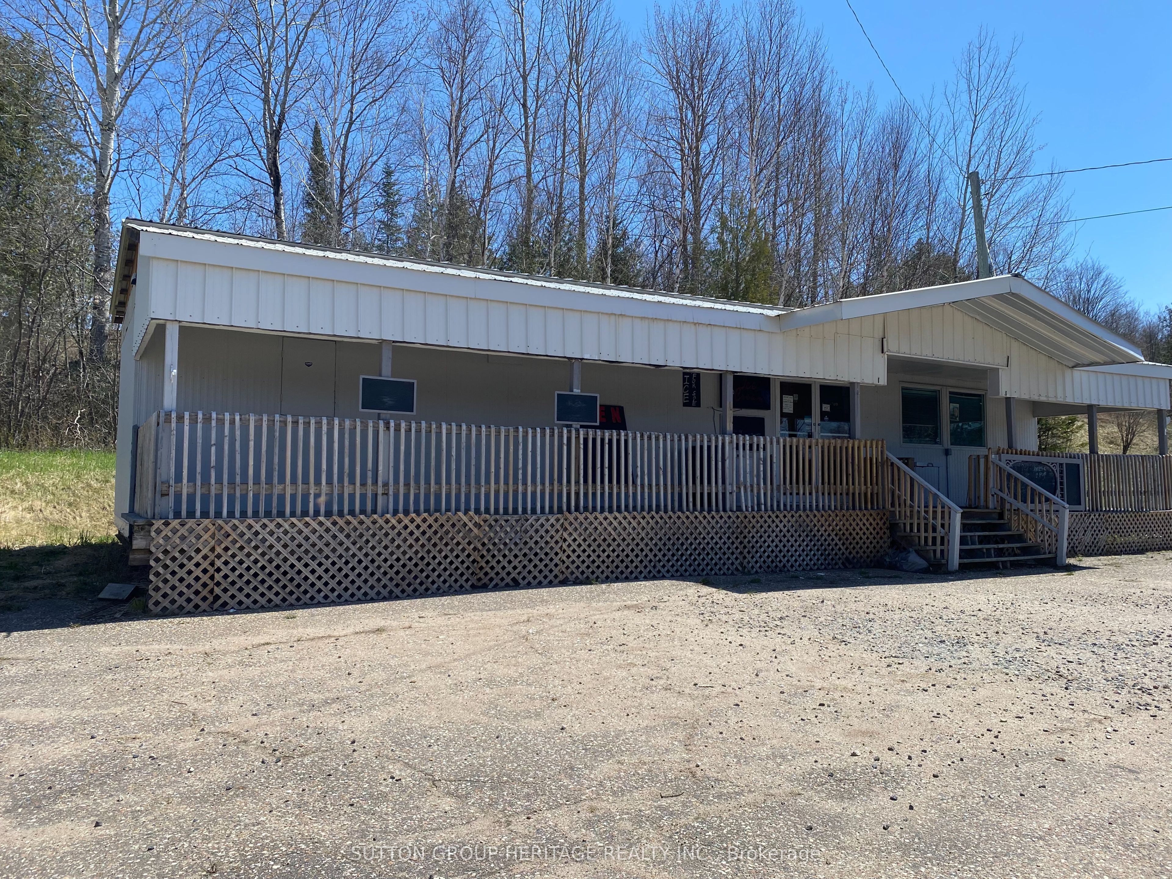 22363 Highway 41 Property Photo 1