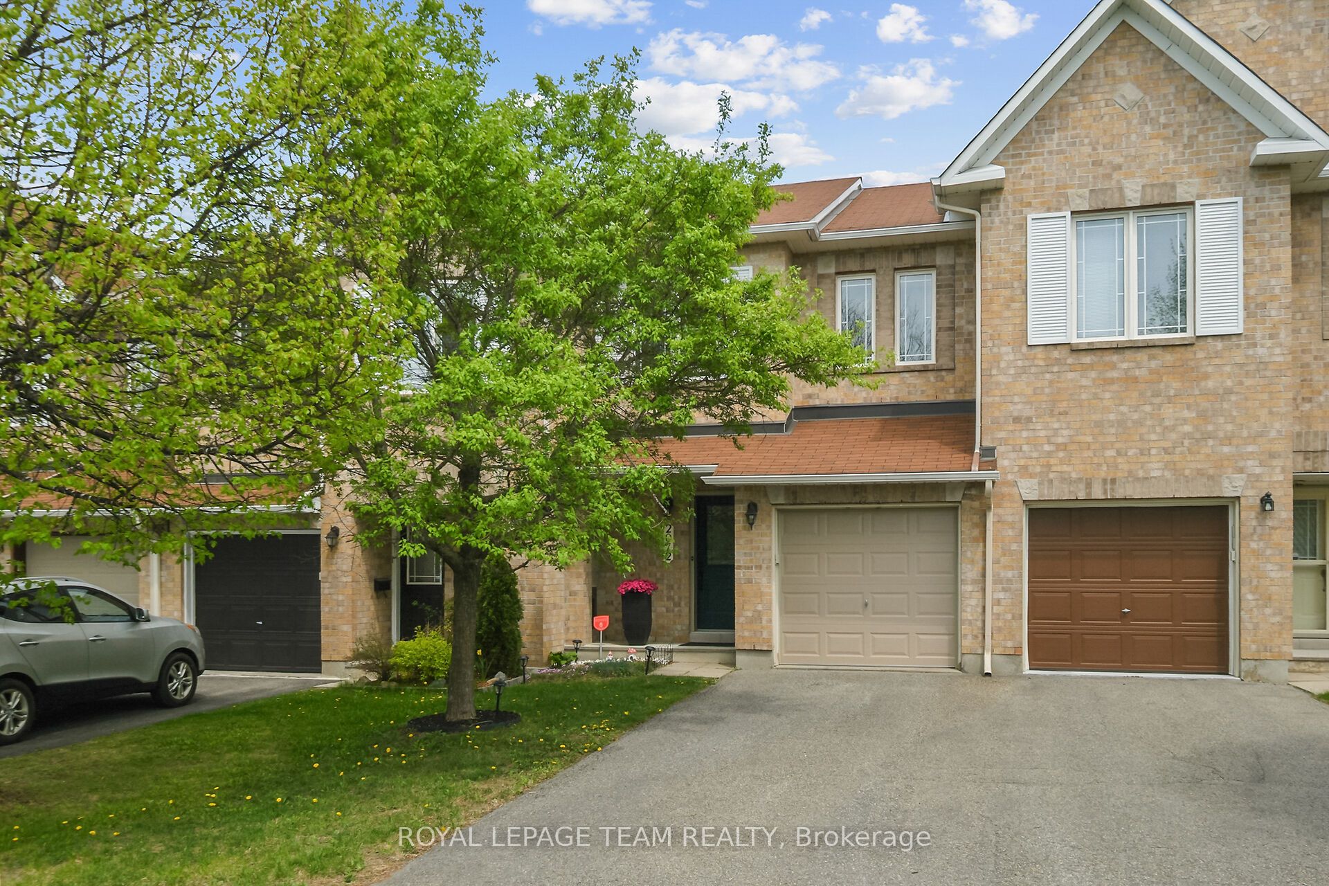 2072 Dunollie Crescent Property Photo 1