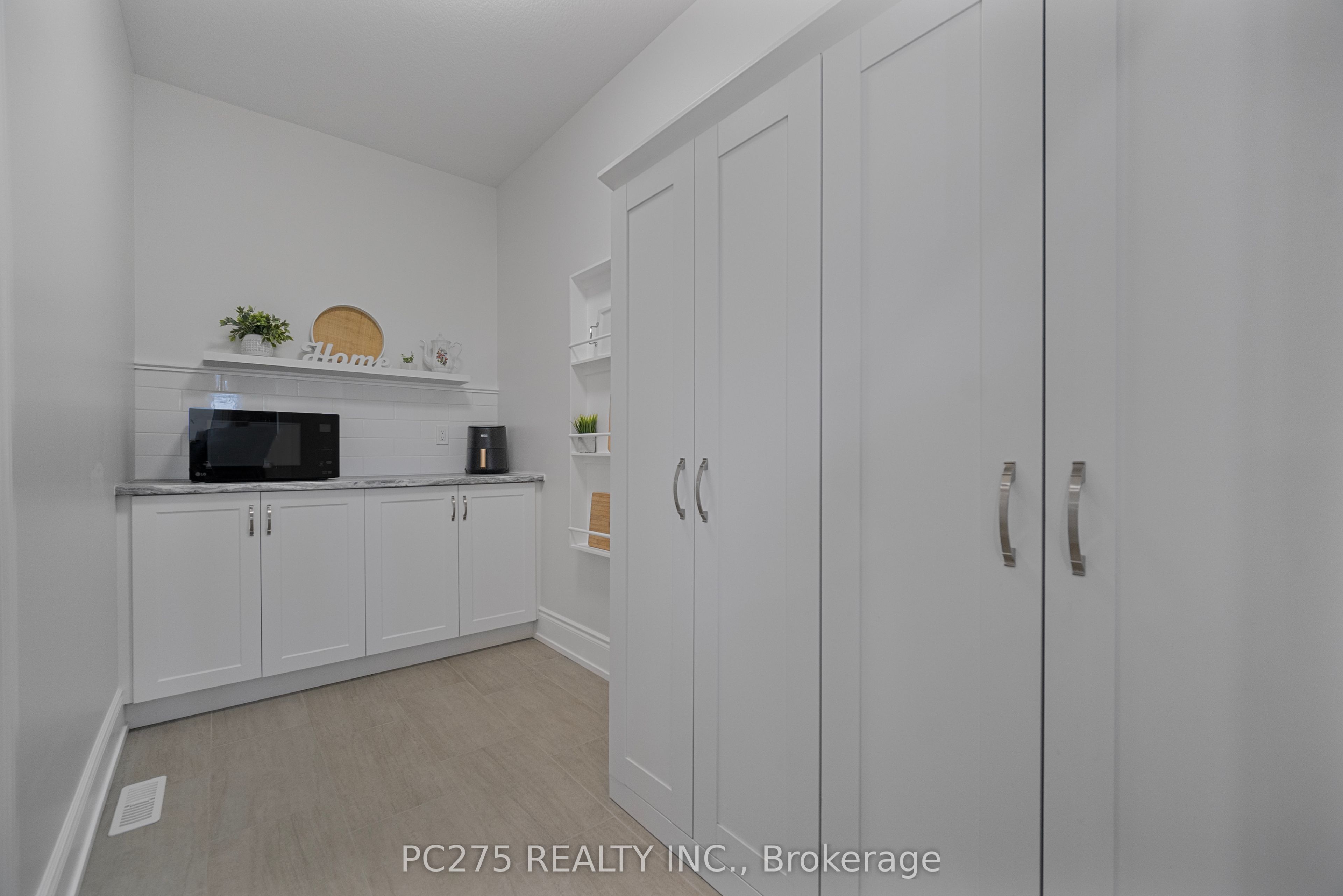 908 Holtby Court Property Photo 8