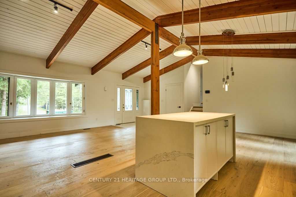 5732 10 Line Property Photo 3