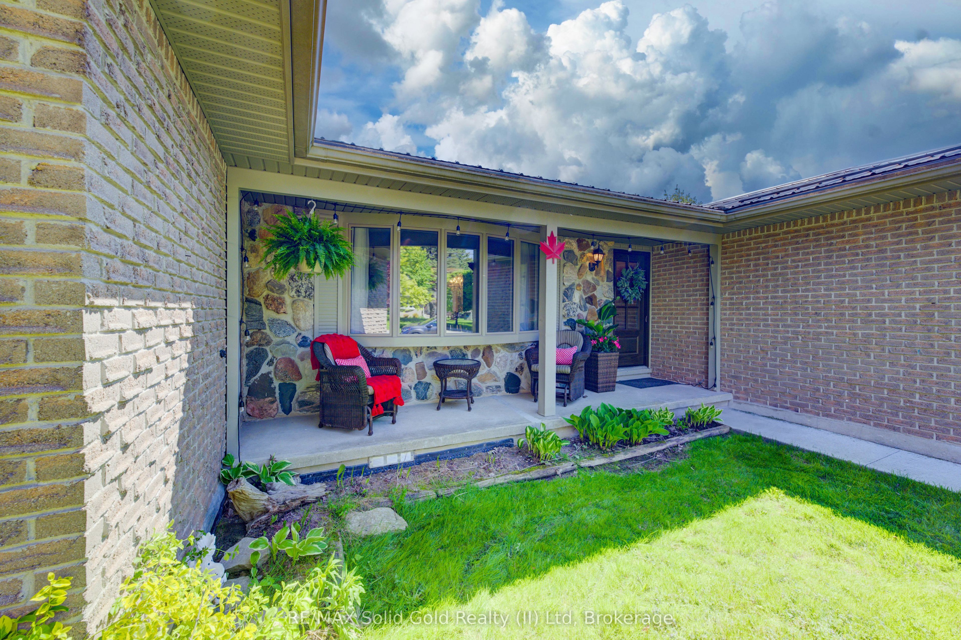 1076 Henry Street Property Photo 4