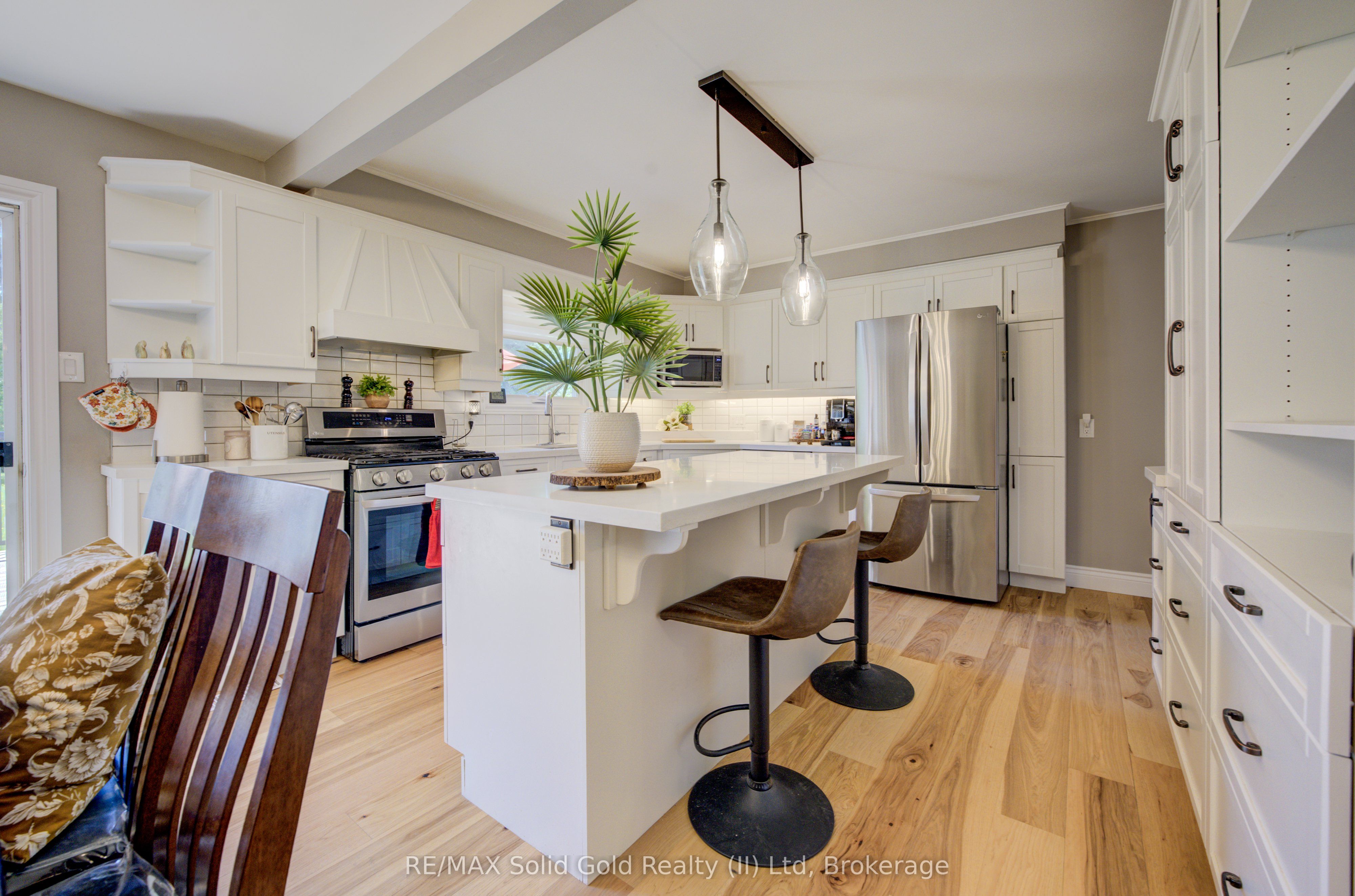 1076 Henry Street Property Photo 8